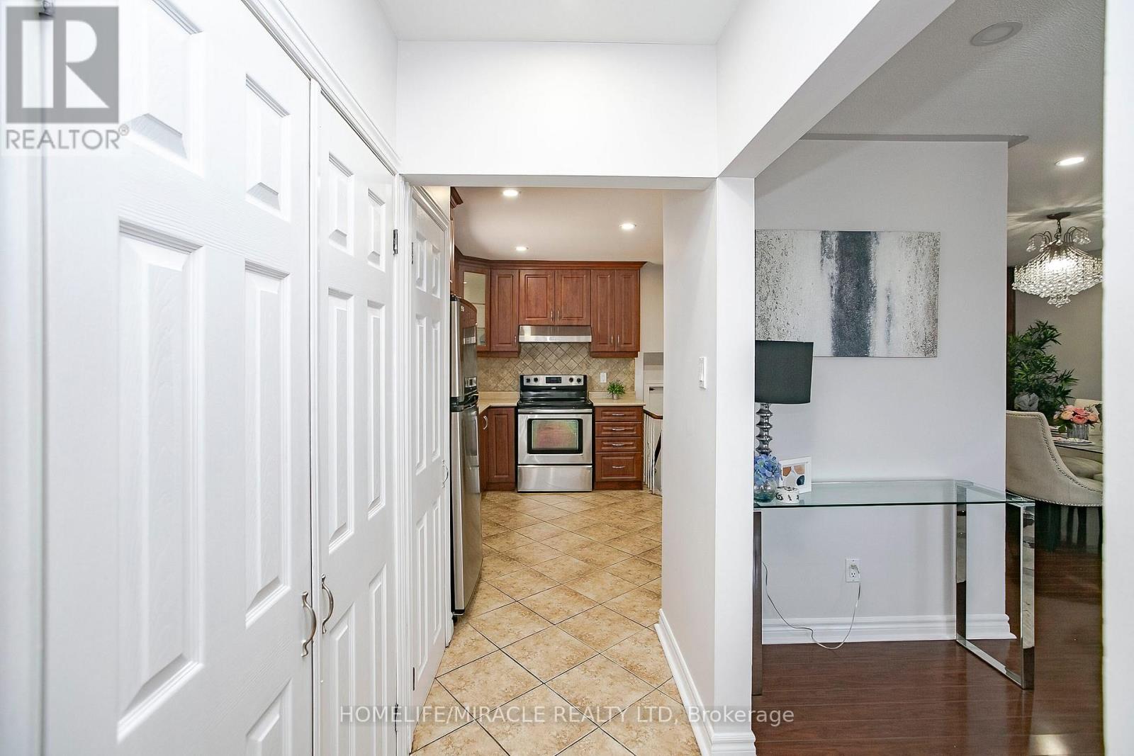 11 Dartford Road, Brampton, Ontario  L6T 2Z3 - Photo 8 - W12196072