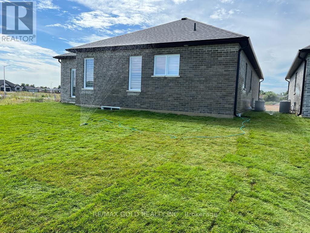 312 Stathis Boulevard, Sarnia, Ontario  N7S 0G7 - Photo 3 - X12196058