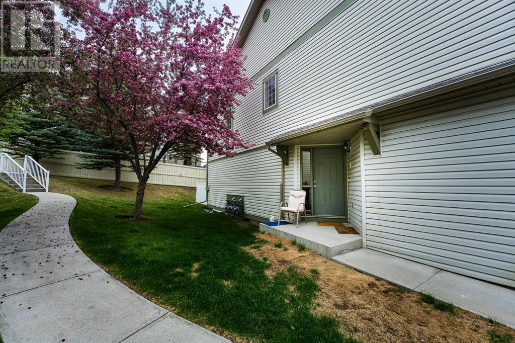 Property at 35 Eversyde Court SW image 5