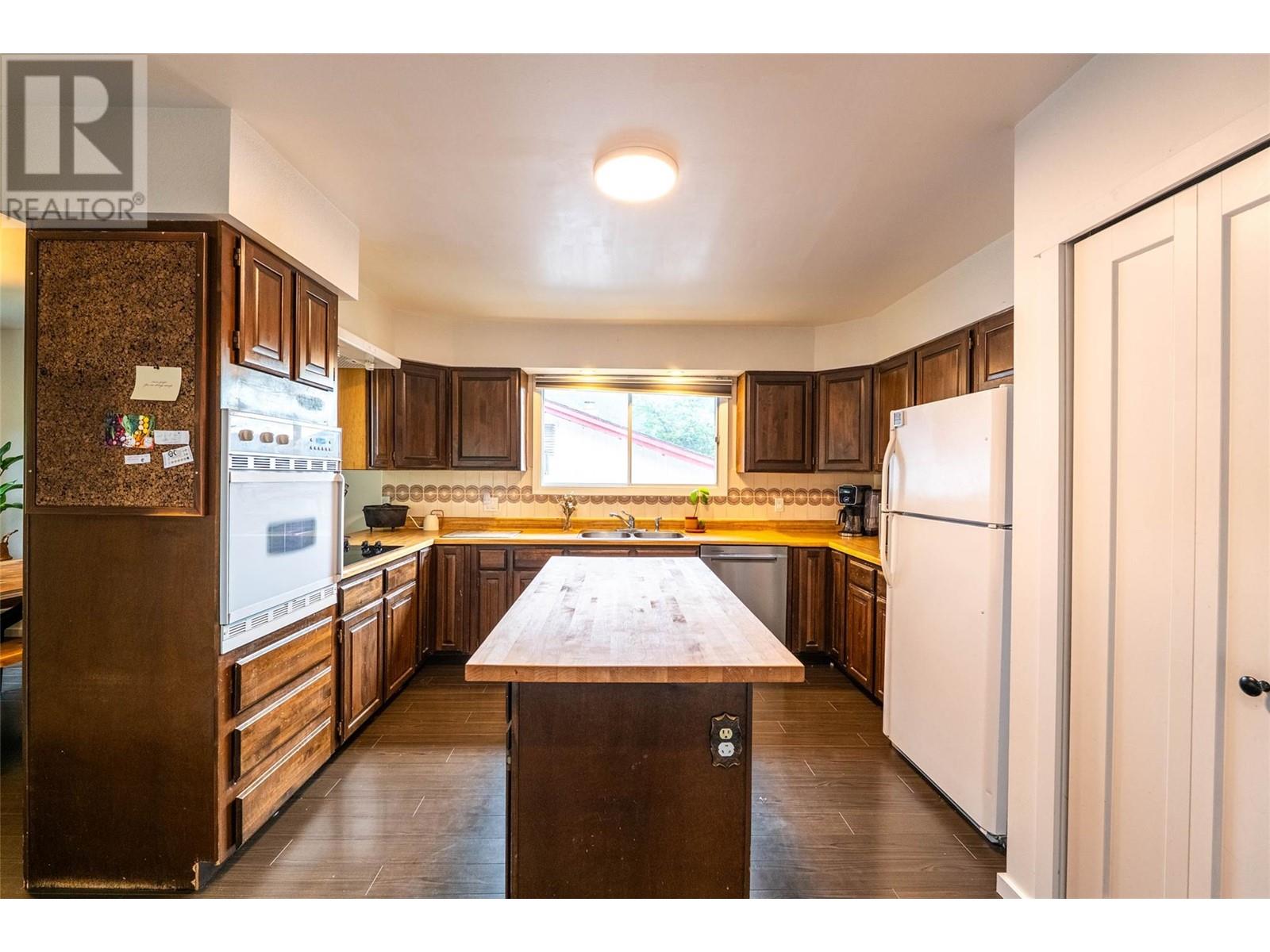 Property at 605 RICHARDS Street image 3