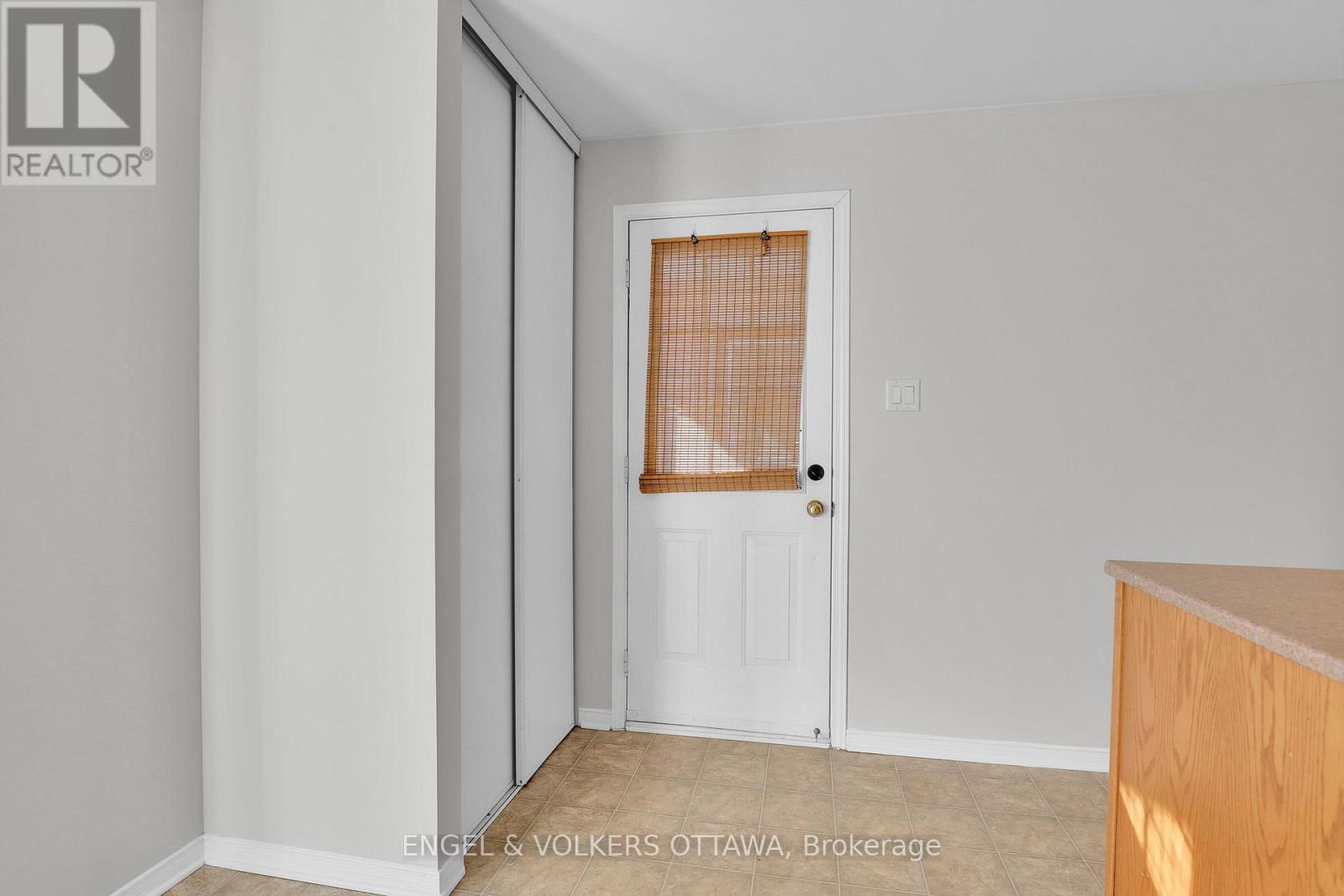 811 Longfields Drive, Ottawa, Ontario  K2J 5N2 - Photo 4 - X12196295