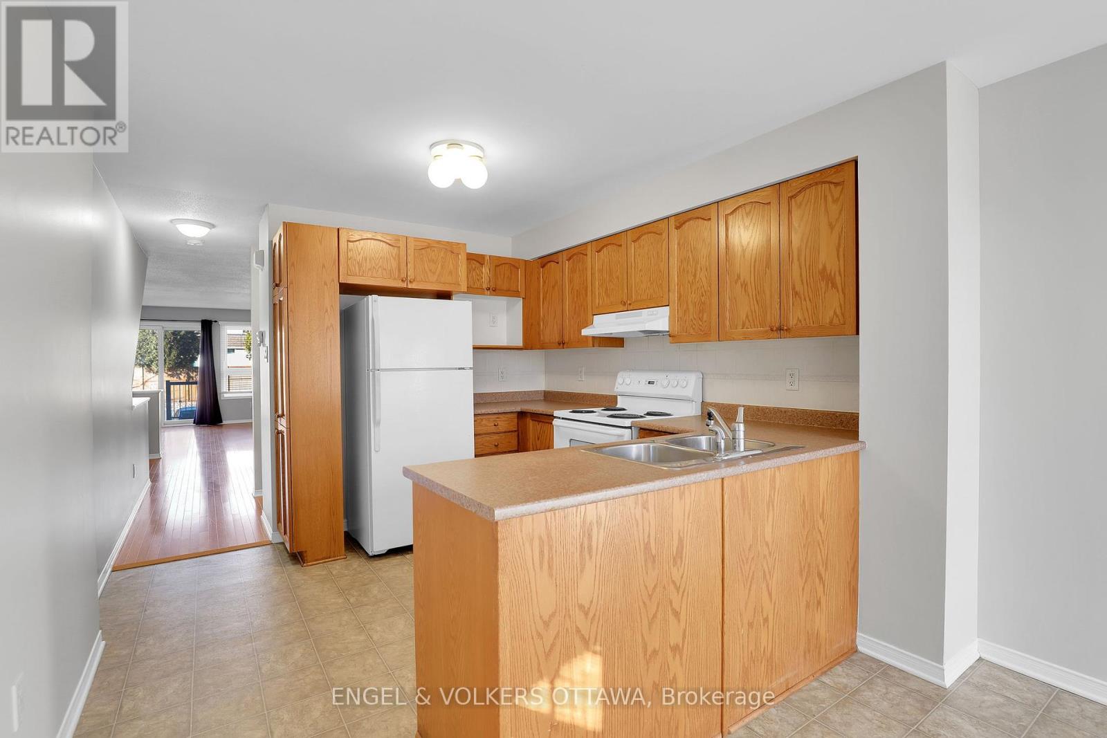 811 Longfields Drive, Ottawa, Ontario  K2J 5N2 - Photo 5 - X12196295