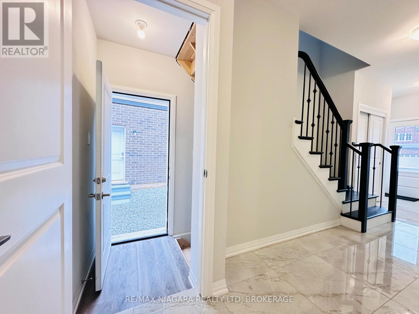 72 Bur Oak Drive, Thorold, Ontario  L2V 4Y6 - Photo 3 - X12196325