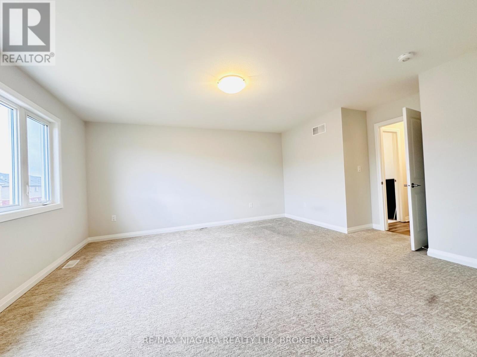 72 Bur Oak Drive, Thorold, Ontario  L2V 4Y6 - Photo 4 - X12196325