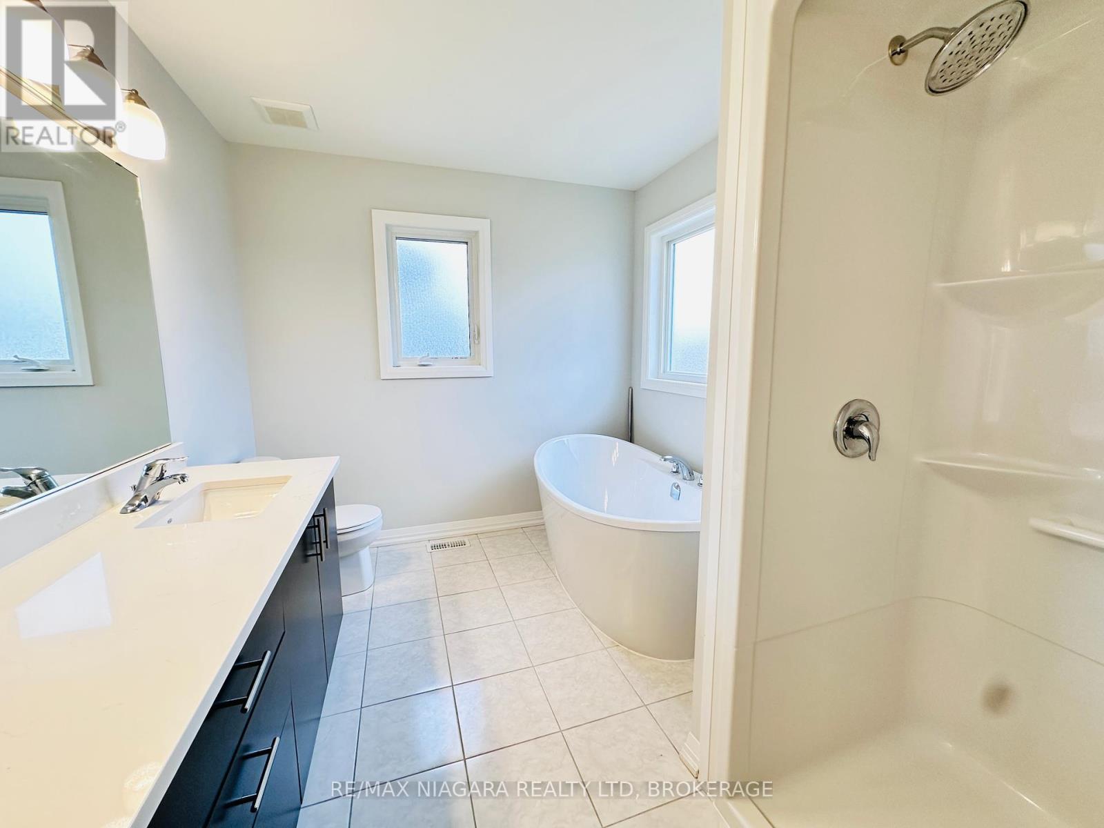 72 Bur Oak Drive, Thorold, Ontario  L2V 4Y6 - Photo 5 - X12196325