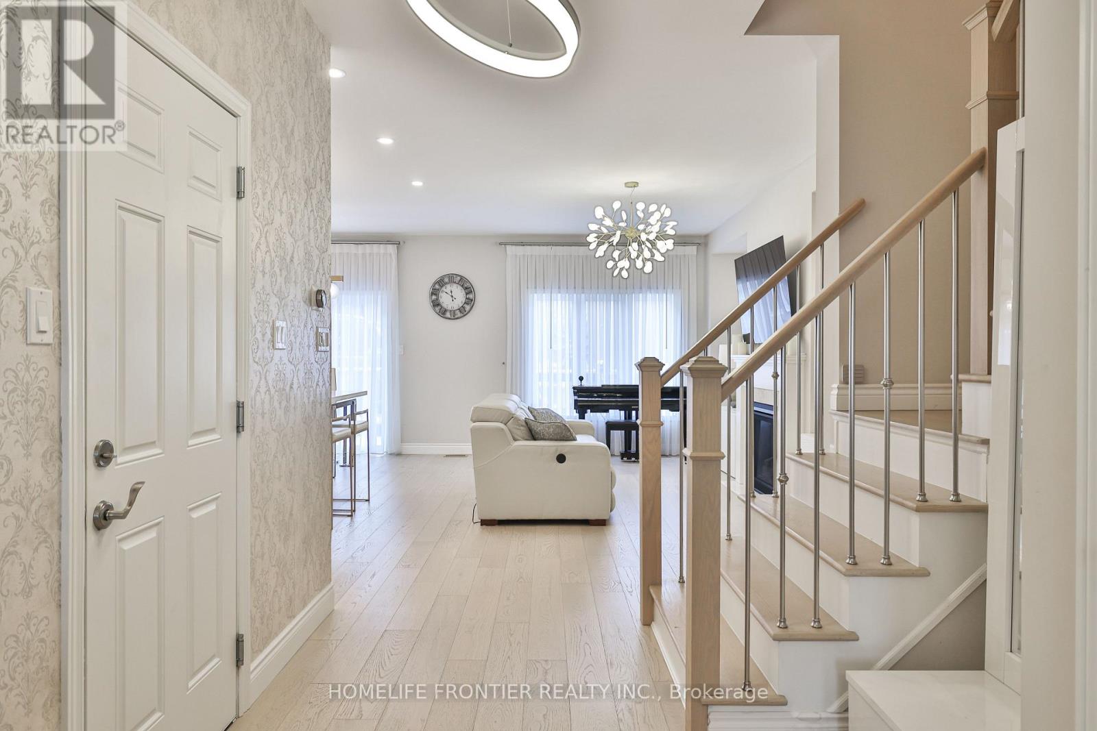 14 Charmuse Lane, East Gwillimbury, Ontario  L9N 0N7 - Photo 6 - N12196197