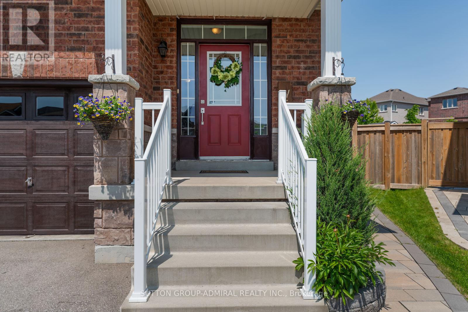 186 Romanelli Crescent, Bradford West Gwillimbury (Bradford), Ontario  L3Z 0X6 - Photo 2 - N12196209