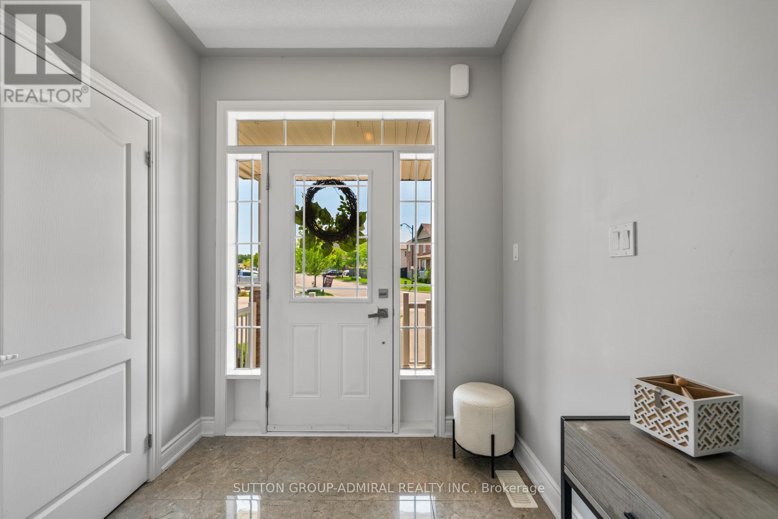 186 Romanelli Crescent, Bradford West Gwillimbury (Bradford), Ontario  L3Z 0X6 - Photo 3 - N12196209