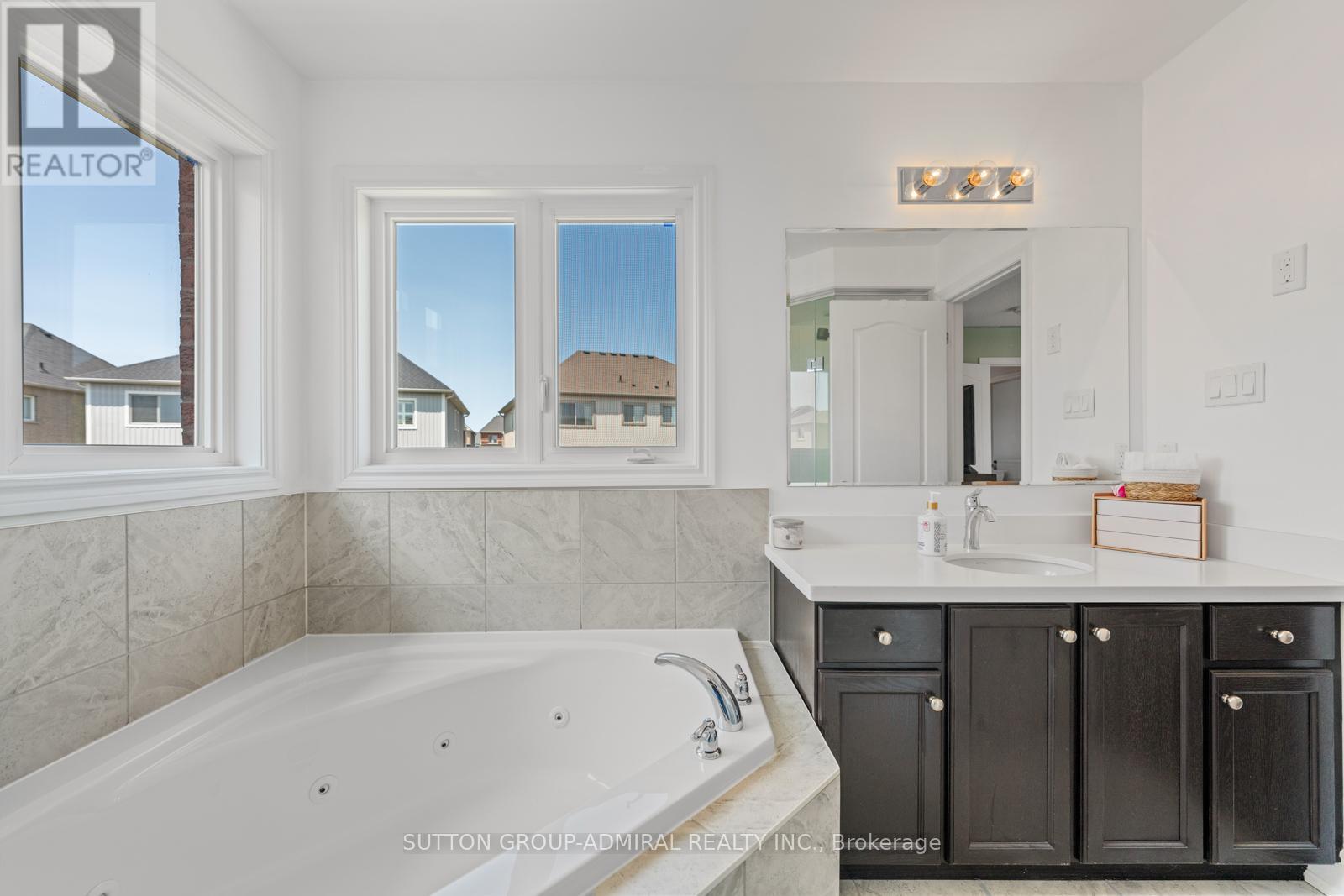 186 Romanelli Crescent, Bradford West Gwillimbury (Bradford), Ontario  L3Z 0X6 - Photo 36 - N12196209