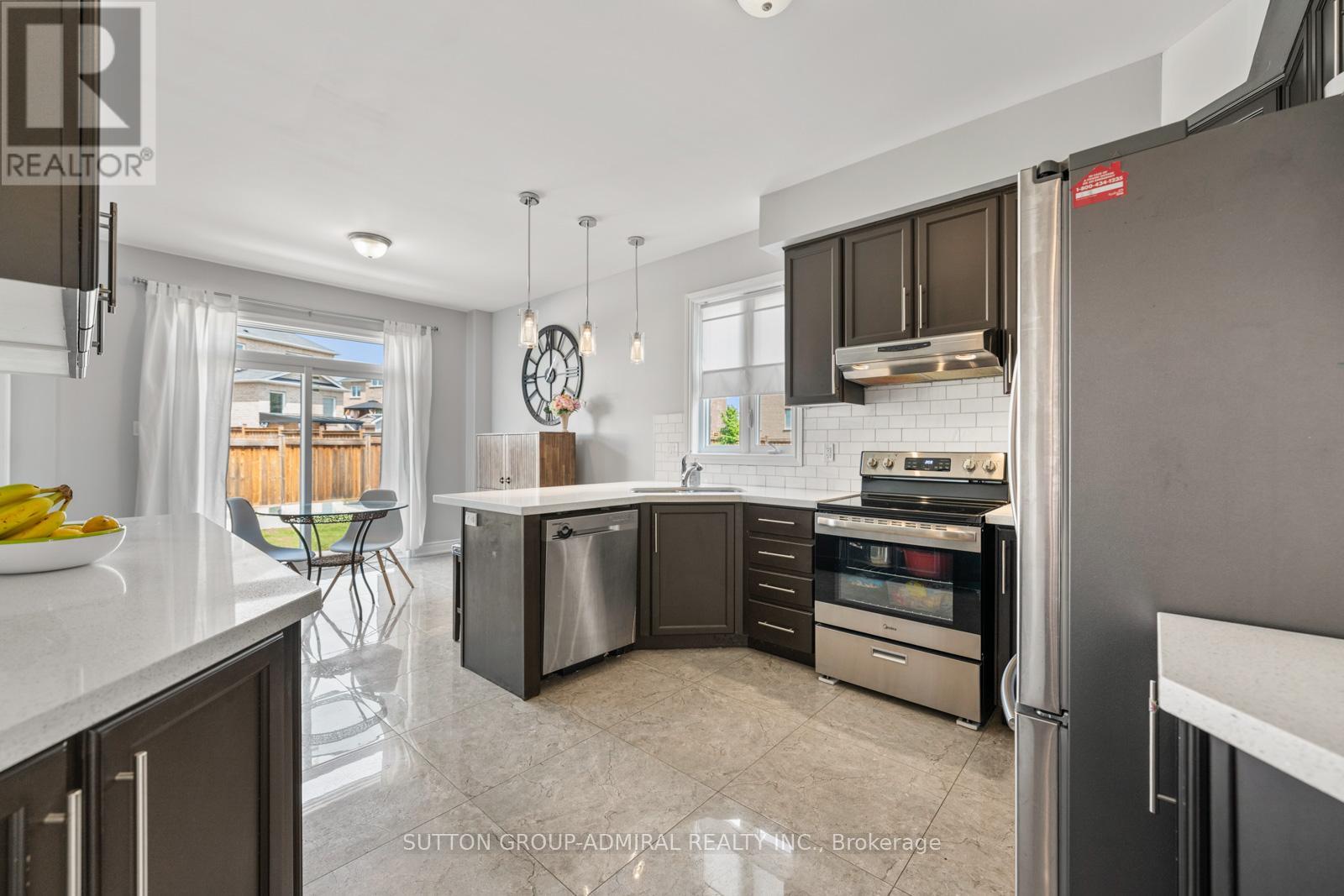 186 Romanelli Crescent, Bradford West Gwillimbury (Bradford), Ontario  L3Z 0X6 - Photo 8 - N12196209