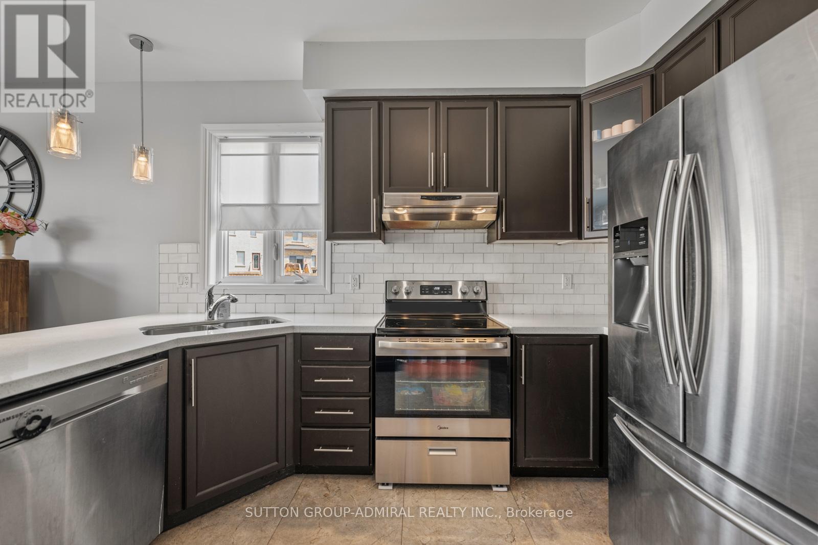 186 Romanelli Crescent, Bradford West Gwillimbury (Bradford), Ontario  L3Z 0X6 - Photo 9 - N12196209