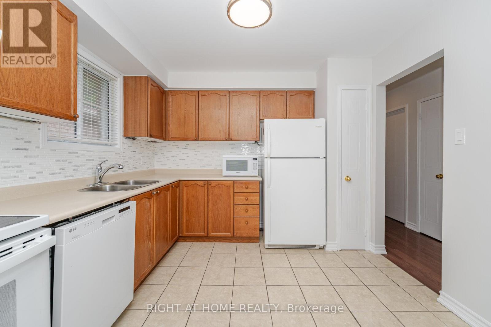 75 Kate Aitken Crescent, New Tecumseth, Ontario  L0G 1A0 - Photo 9 - N12196220