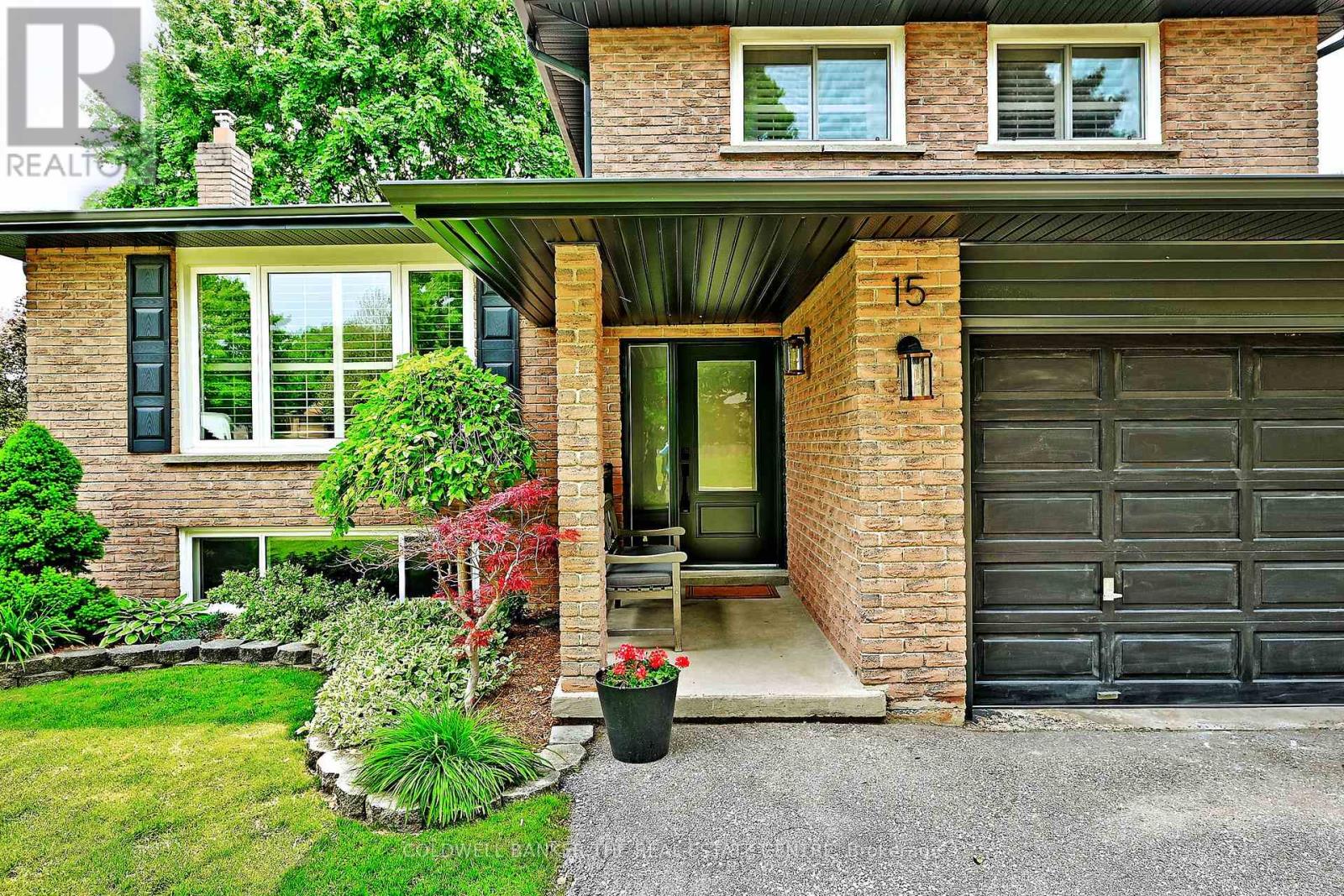 15 Earls Court, East Gwillimbury, Ontario  L9N 1E5 - Photo 2 - N12196269