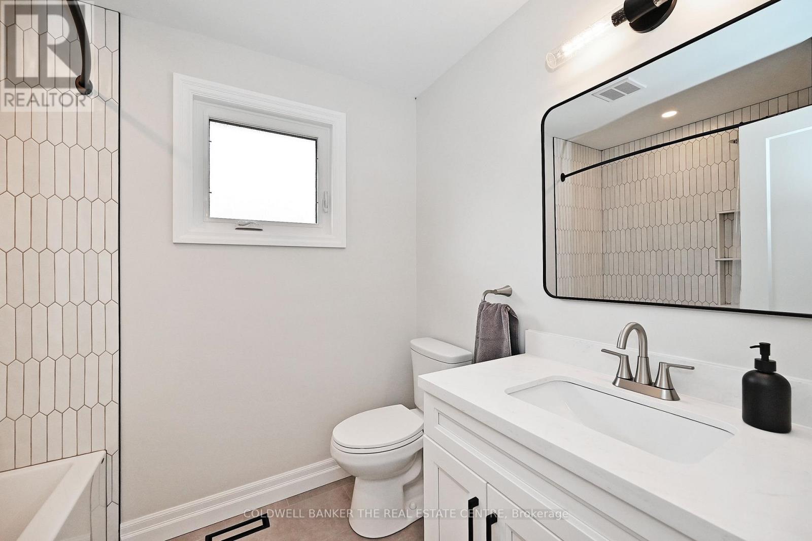 15 Earls Court, East Gwillimbury, Ontario  L9N 1E5 - Photo 28 - N12196269