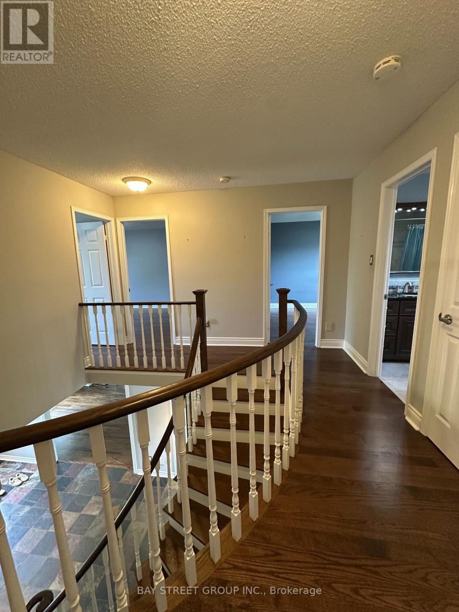 9 Chadburn Crescent, Aurora, Ontario  L4G 4T4 - Photo 11 - N12150924