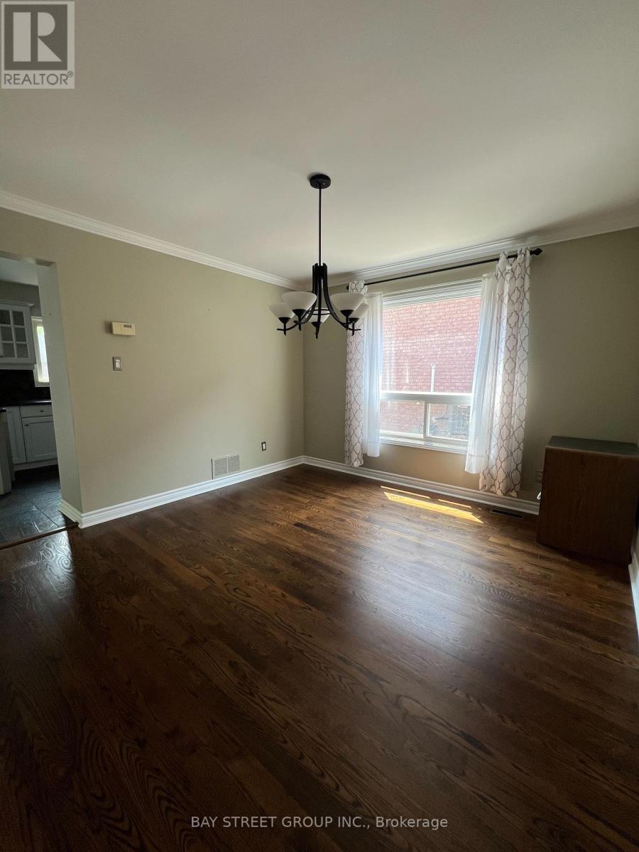 9 Chadburn Crescent, Aurora, Ontario  L4G 4T4 - Photo 7 - N12150924