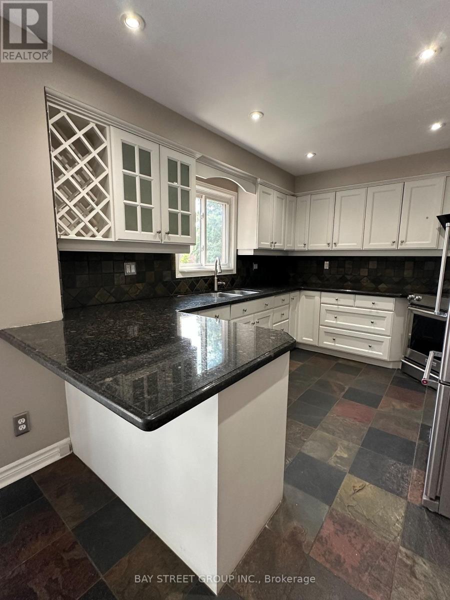9 Chadburn Crescent, Aurora, Ontario  L4G 4T4 - Photo 5 - N12150924