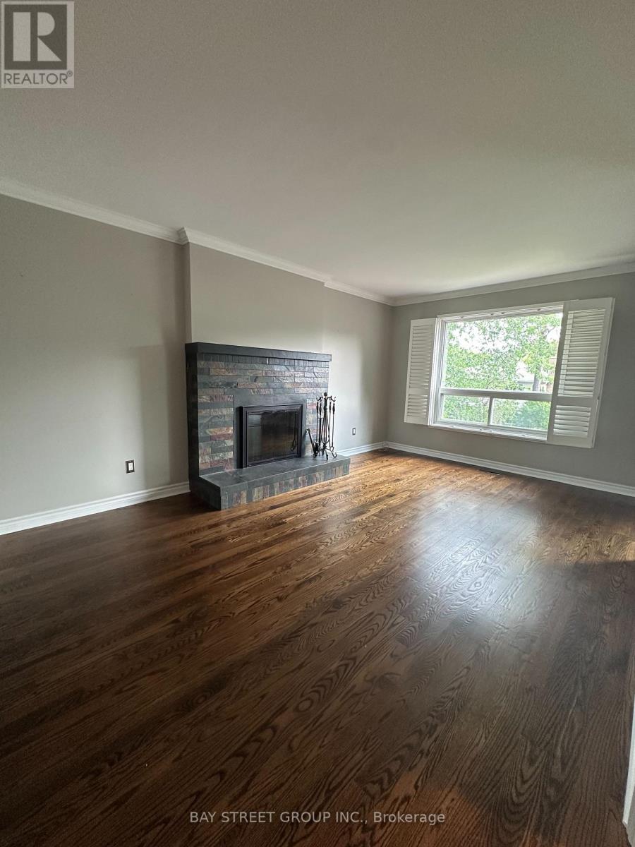 9 Chadburn Crescent, Aurora, Ontario  L4G 4T4 - Photo 3 - N12150924