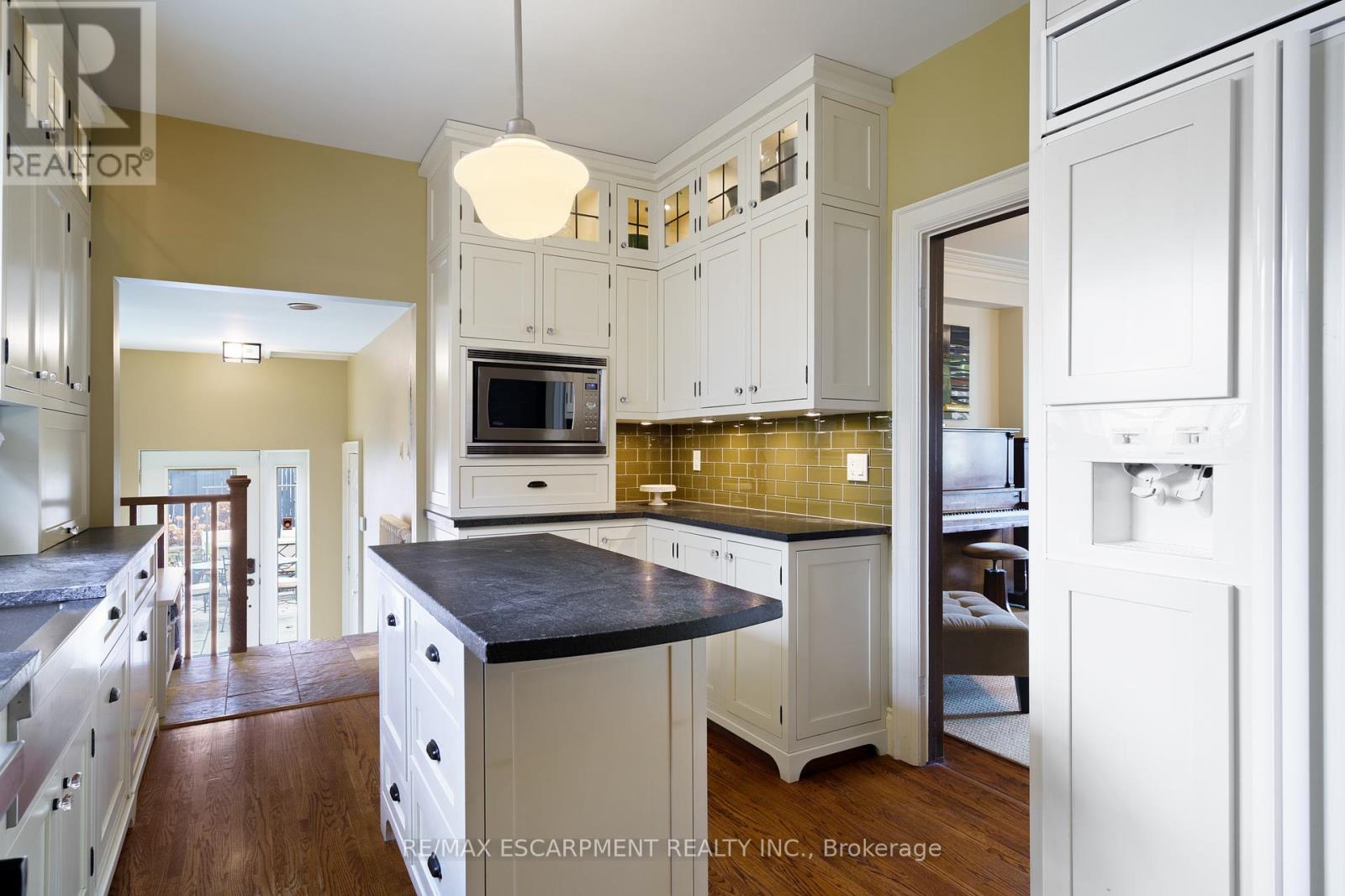 2 Oak Knoll Drive, Hamilton, Ontario  L8S 4C3 - Photo 19 - X12057370