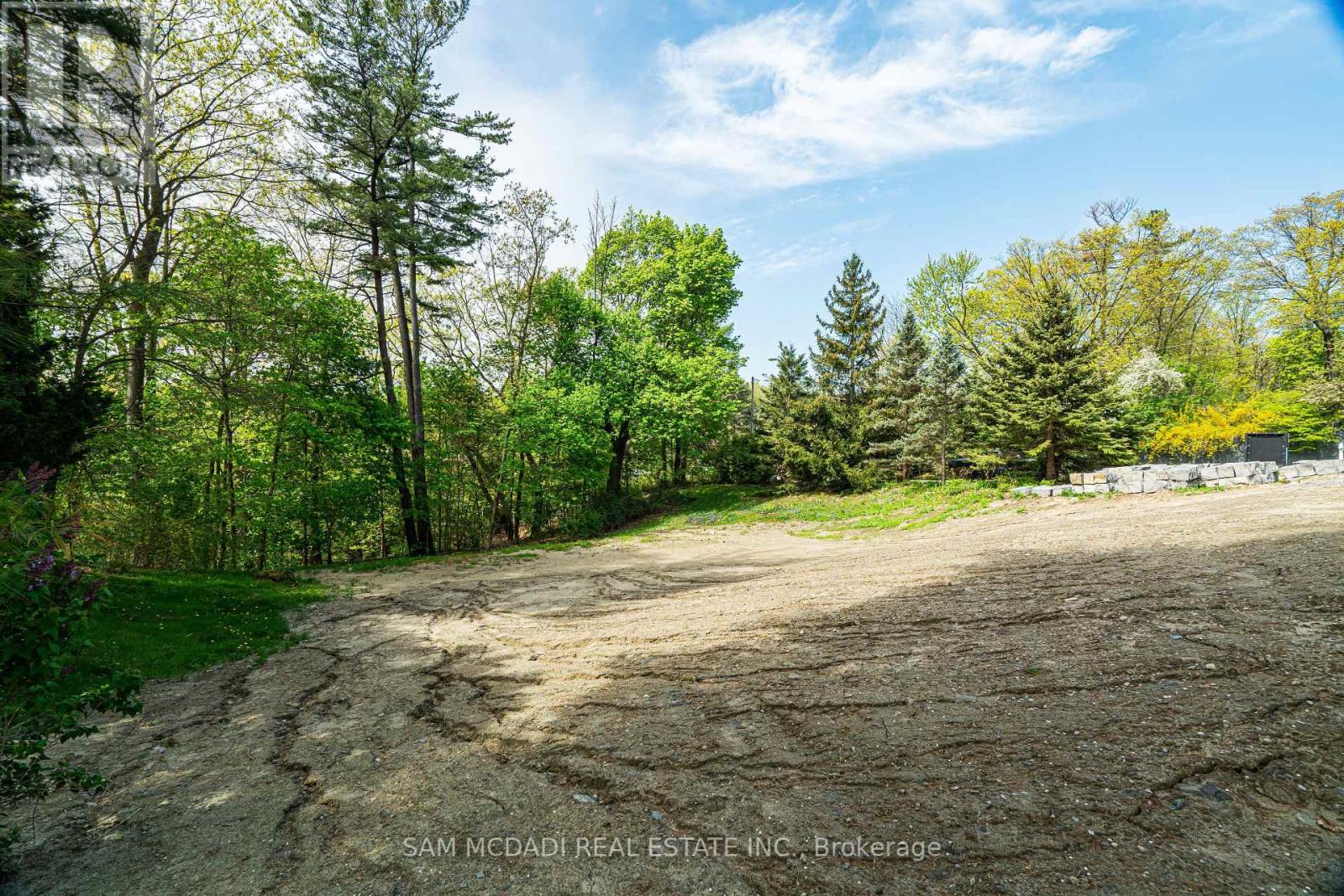 1470 Pinetree Crescent, Mississauga, Ontario  L5G 2S8 - Photo 2 - W12196002