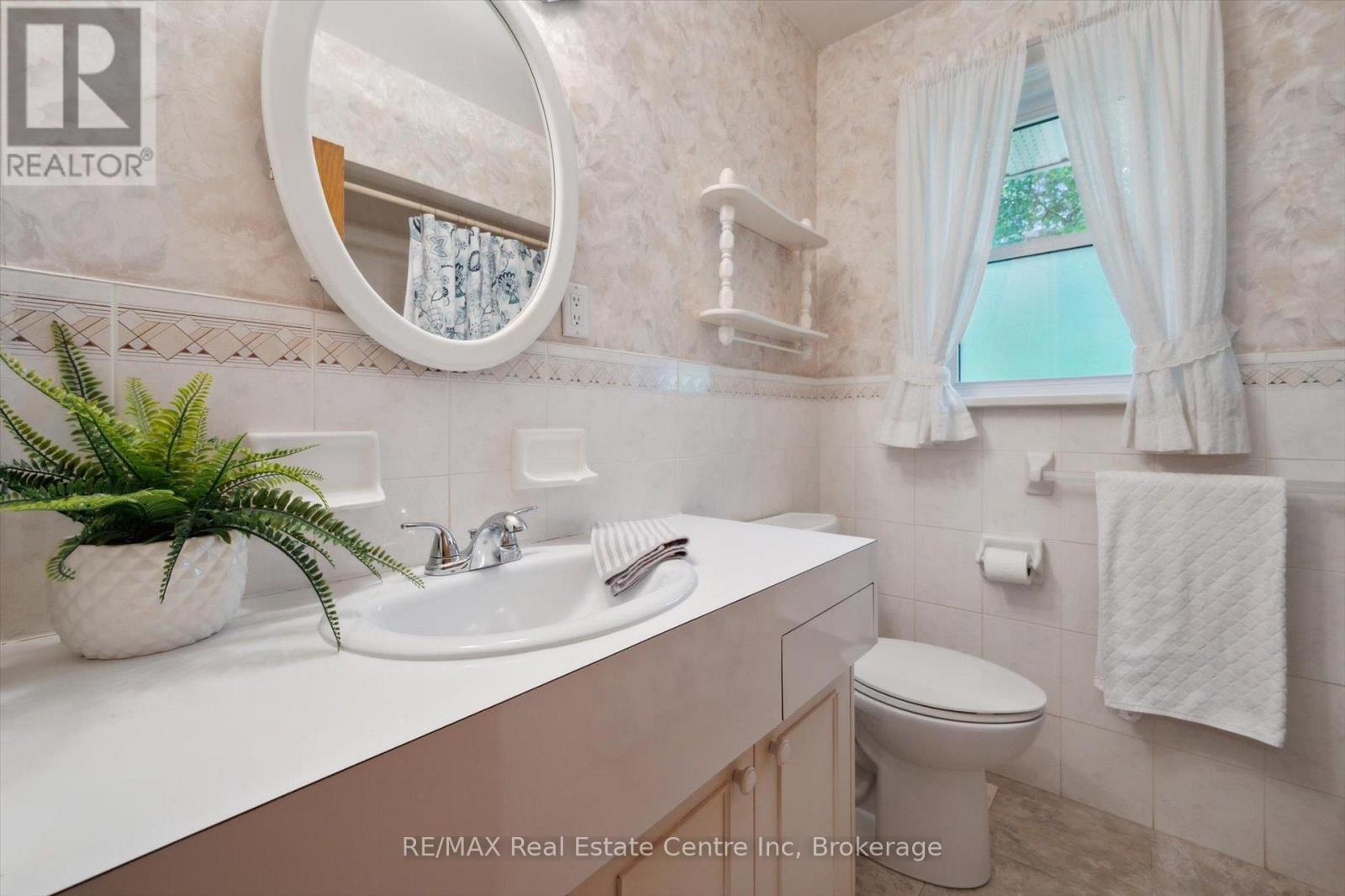 12 Gladstone Avenue, Guelph, Ontario  N1E 1L6 - Photo 11 - X12196371