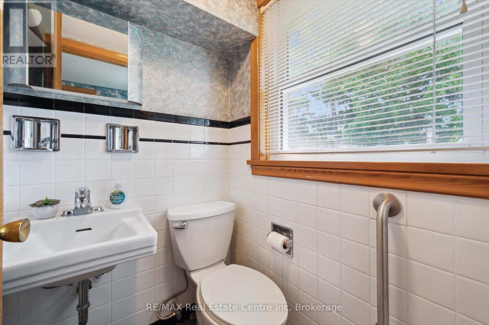 12 Gladstone Avenue, Guelph, Ontario  N1E 1L6 - Photo 13 - X12196371