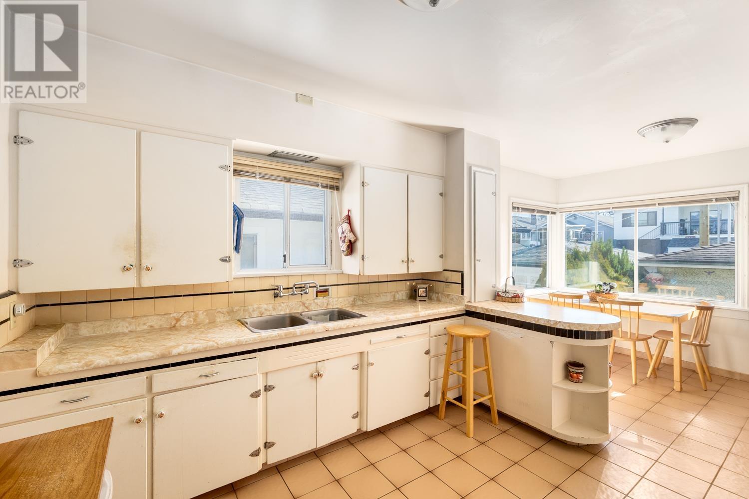 Property at 2550 PARKER STREET image 5