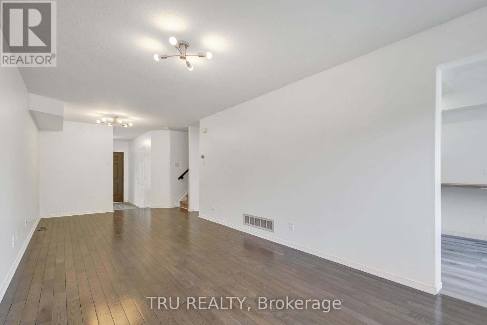 133 Kinross Private, Ottawa, Ontario  K2K 3P9 - Photo 13 - X12196433