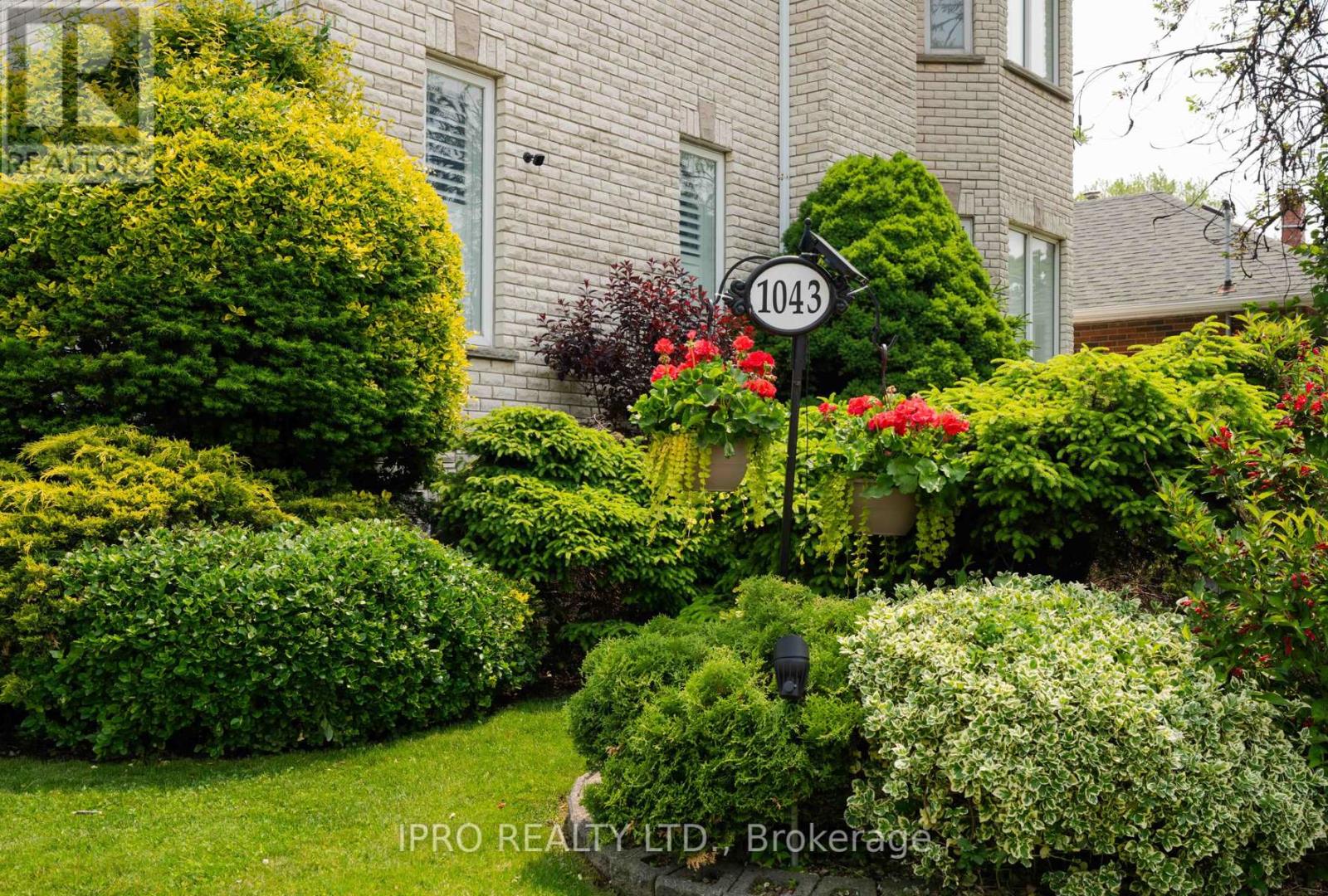 1043 Greenwood Avenue, Toronto, Ontario  M4J 4C9 - Photo 2 - E12196396