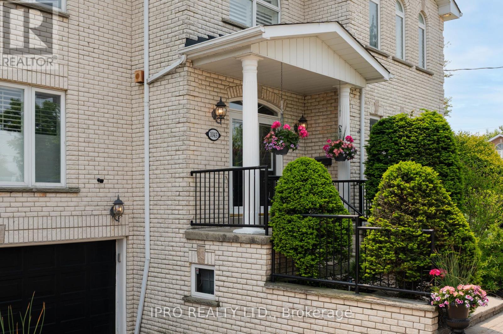 1043 Greenwood Avenue, Toronto, Ontario  M4J 4C9 - Photo 3 - E12196396