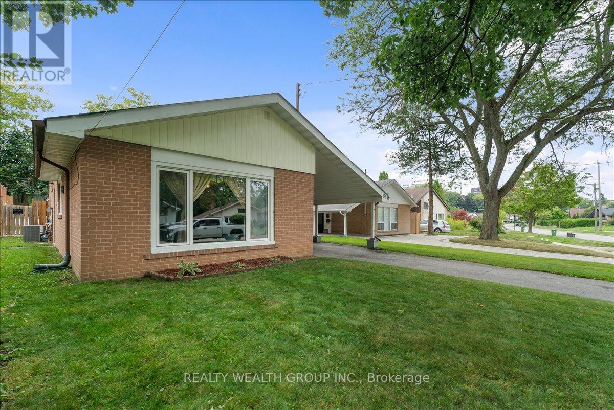 <div class="slider-price">$799,000</div><p>53 Northfield Road, Toronto, Ontario</p>