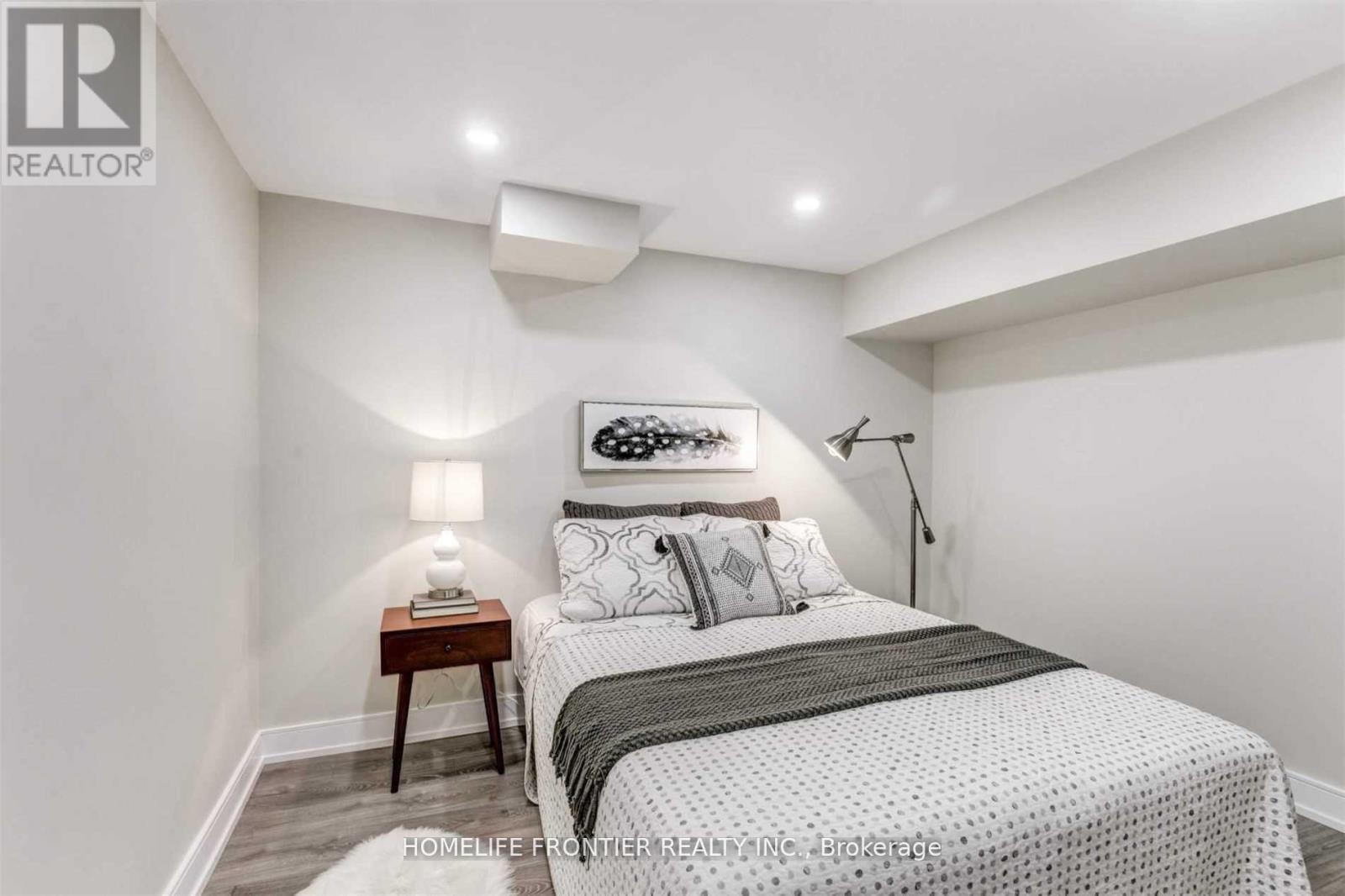 19 Misty Moor Drive, Richmond Hill (South Richvale), Ontario  L4C 6P9 - Photo 3 - N12196289