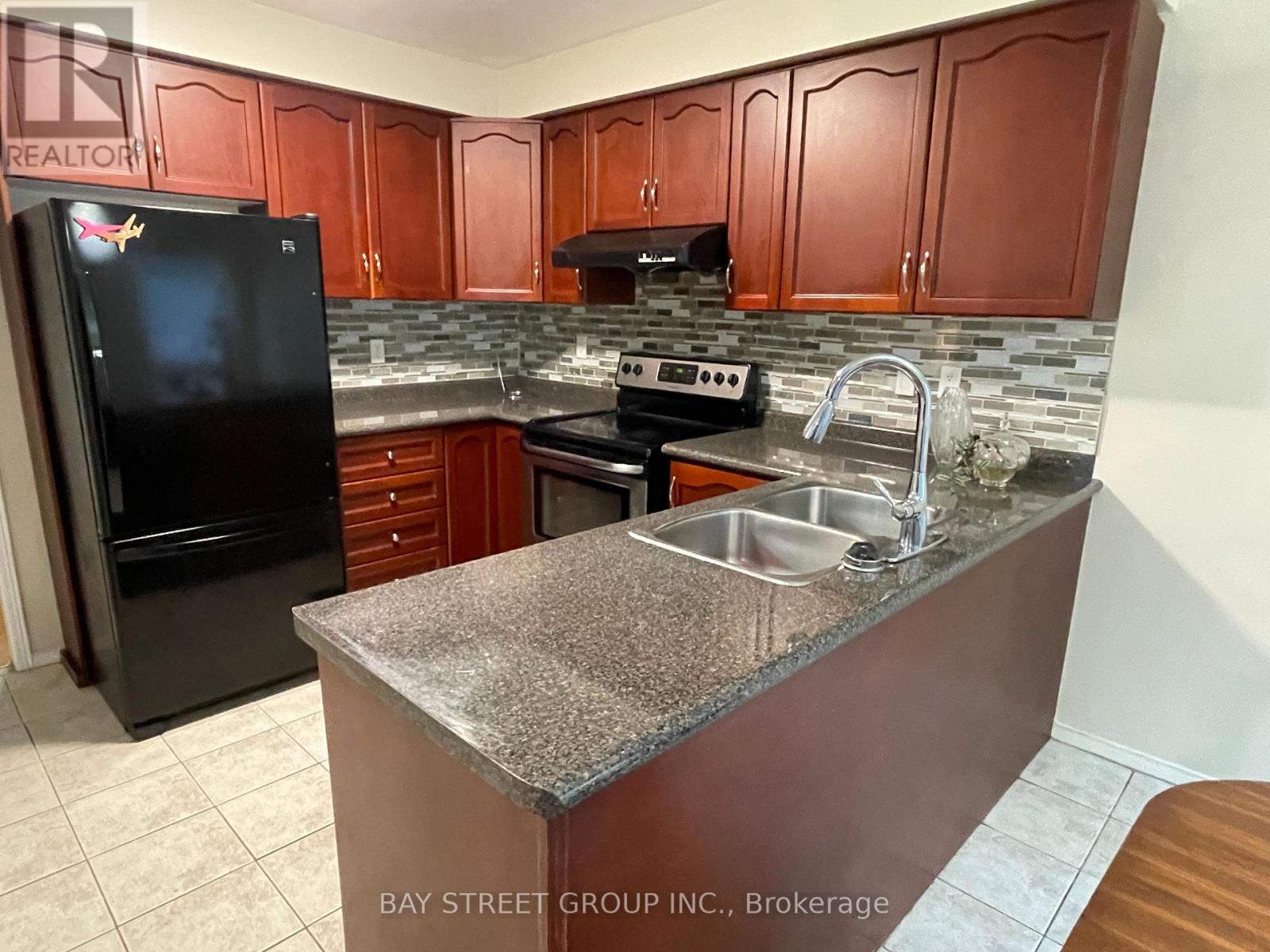 5751 Prairie Circle, Mississauga, Ontario  L5N 6B5 - Photo 4 - W12157764