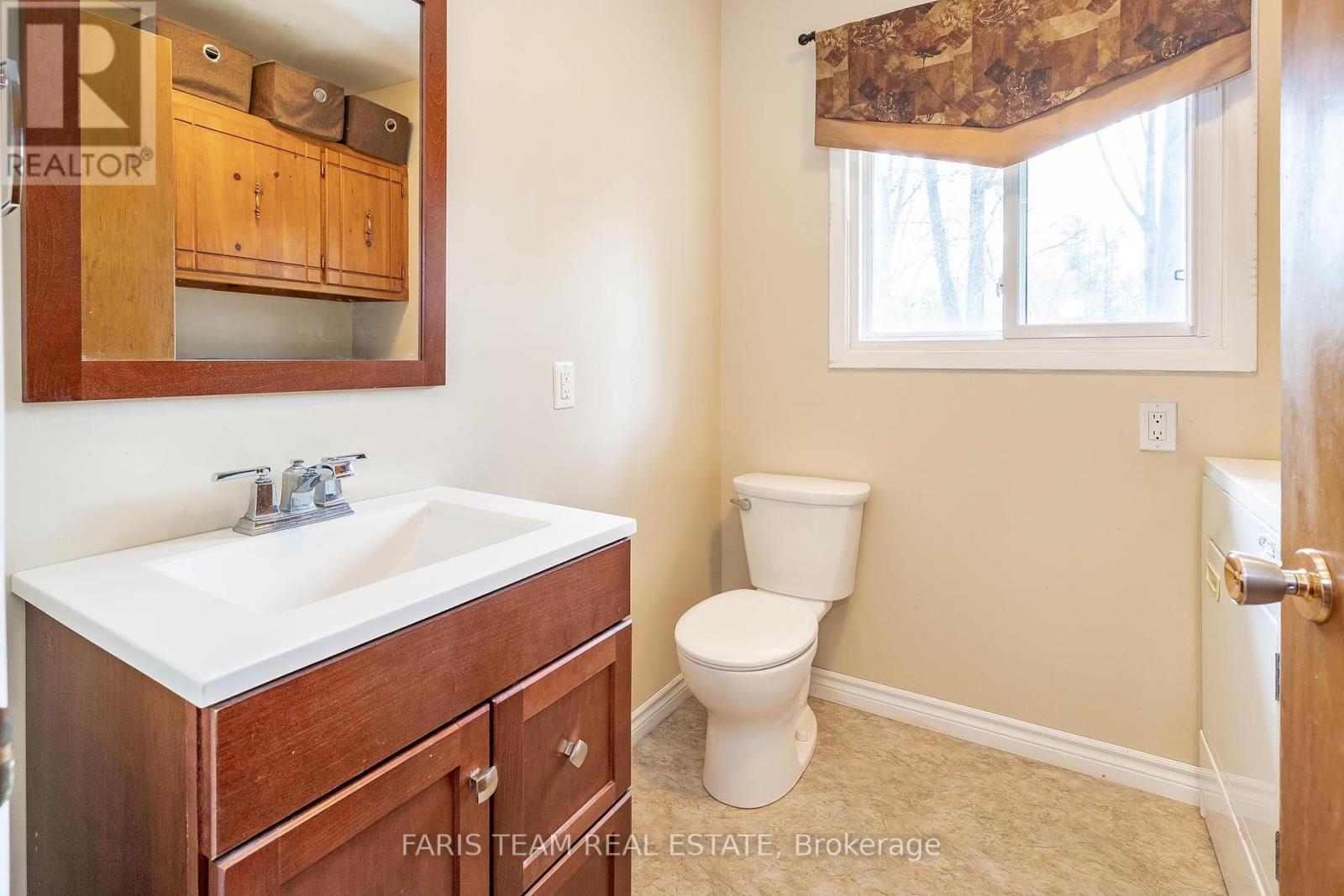 15 Lawrence Avenue, Springwater, Ontario  L0L 1Y2 - Photo 12 - S12196444