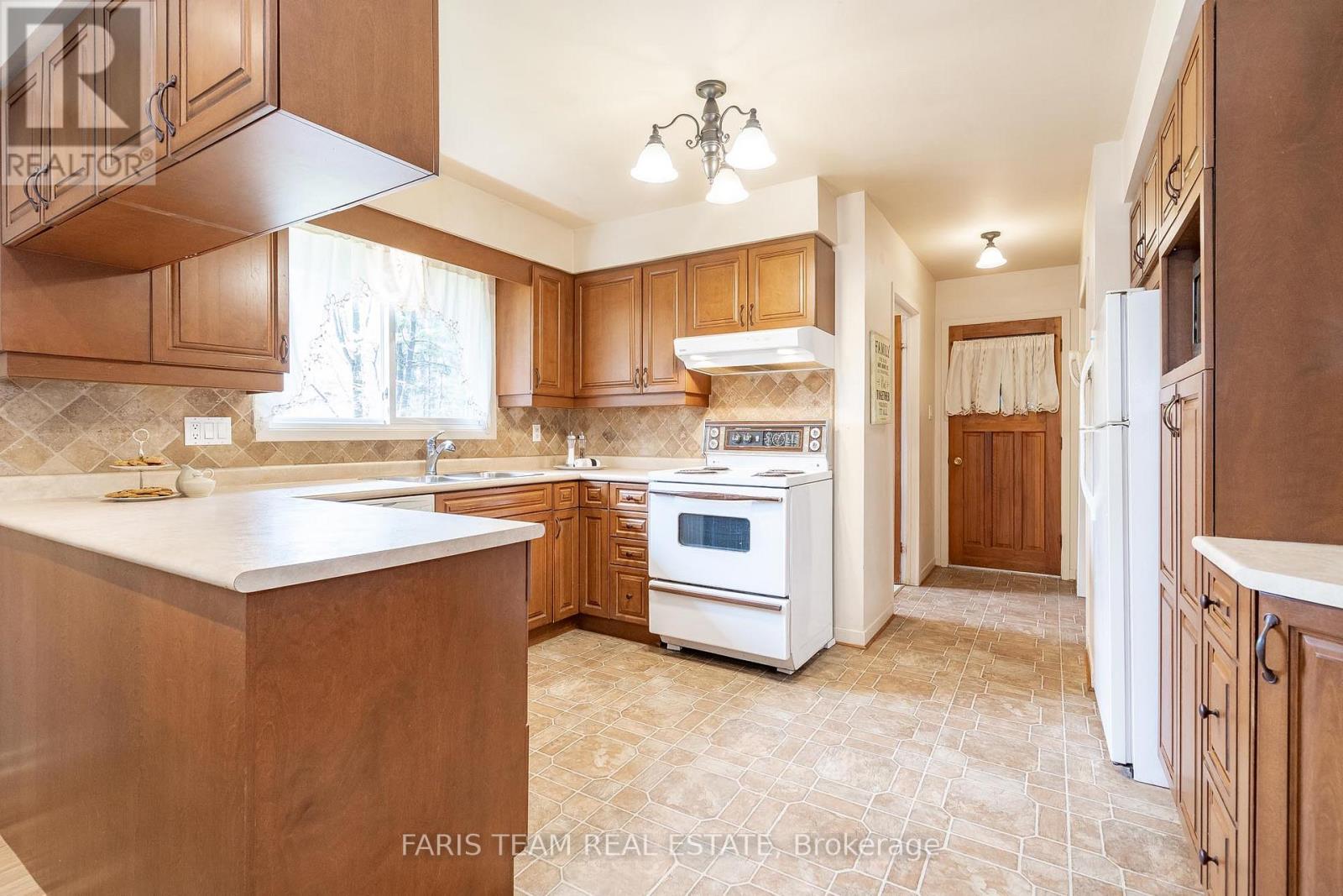15 Lawrence Avenue, Springwater, Ontario  L0L 1Y2 - Photo 3 - S12196444