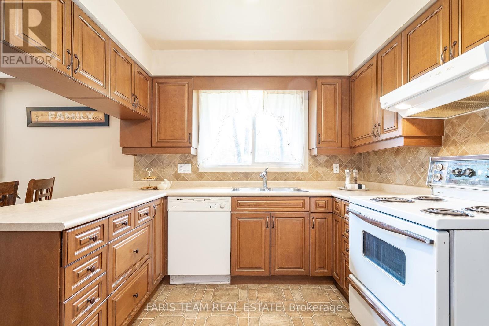 15 Lawrence Avenue, Springwater, Ontario  L0L 1Y2 - Photo 4 - S12196444