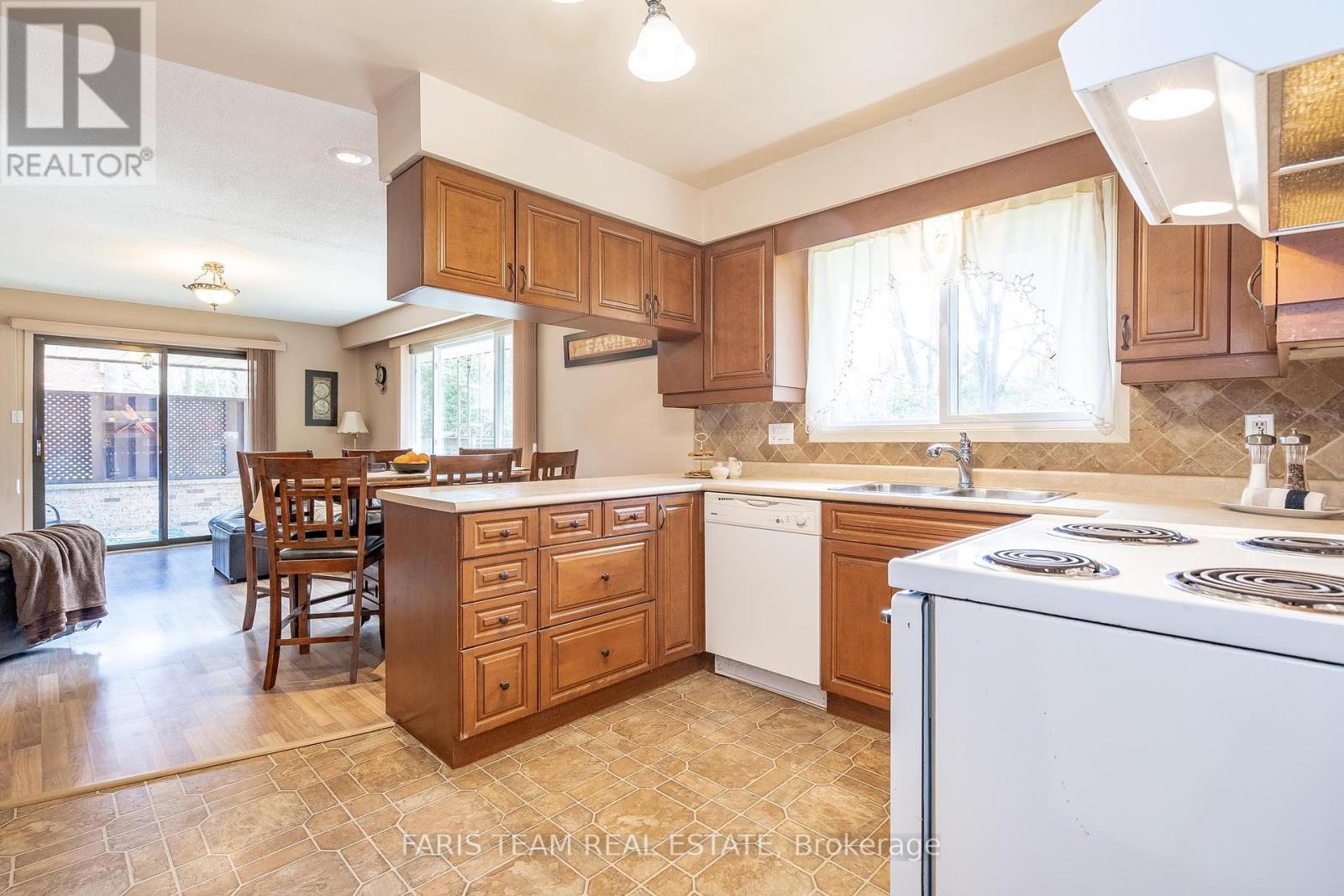 15 Lawrence Avenue, Springwater, Ontario  L0L 1Y2 - Photo 5 - S12196444