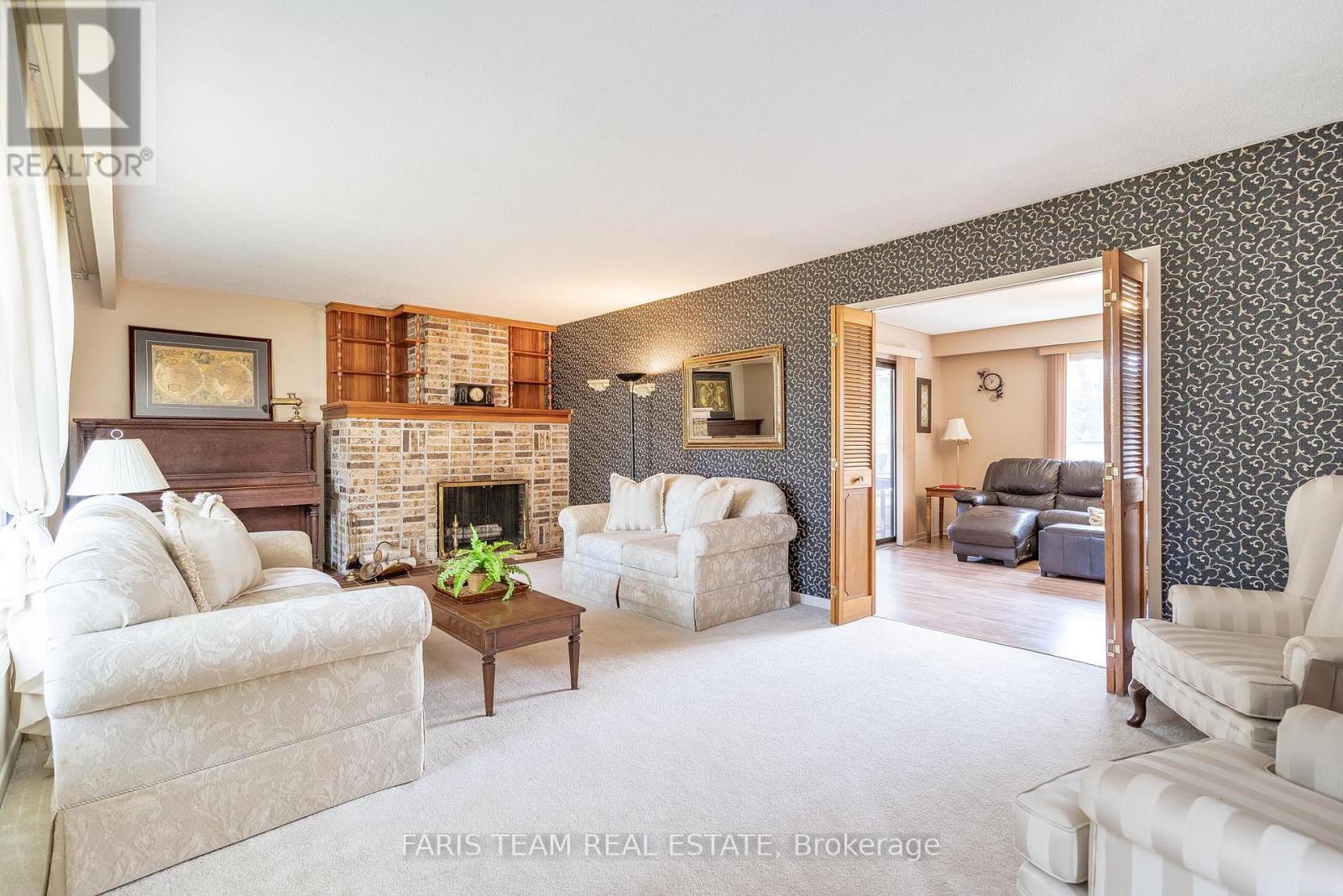 15 Lawrence Avenue, Springwater, Ontario  L0L 1Y2 - Photo 8 - S12196444