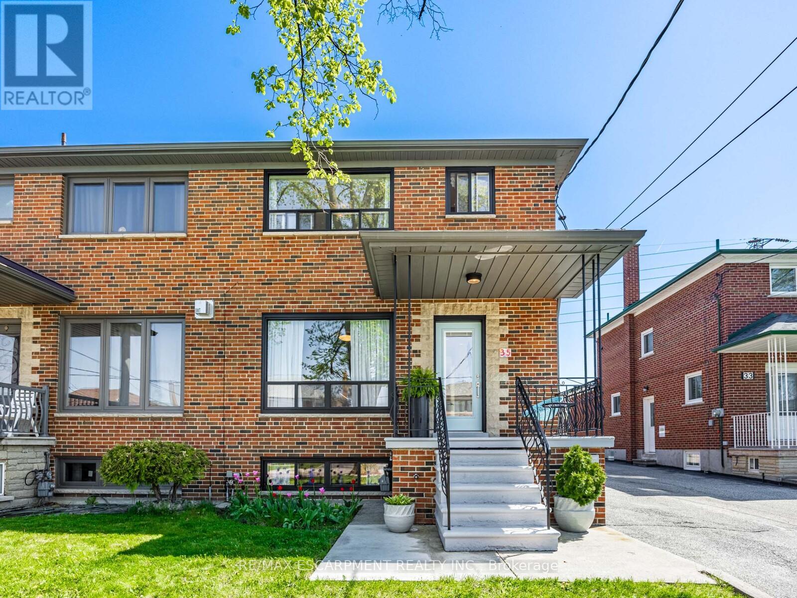 <div class="slider-price">$1,299,999</div><p>35 Woodenhill Court, Toronto, Ontario</p>