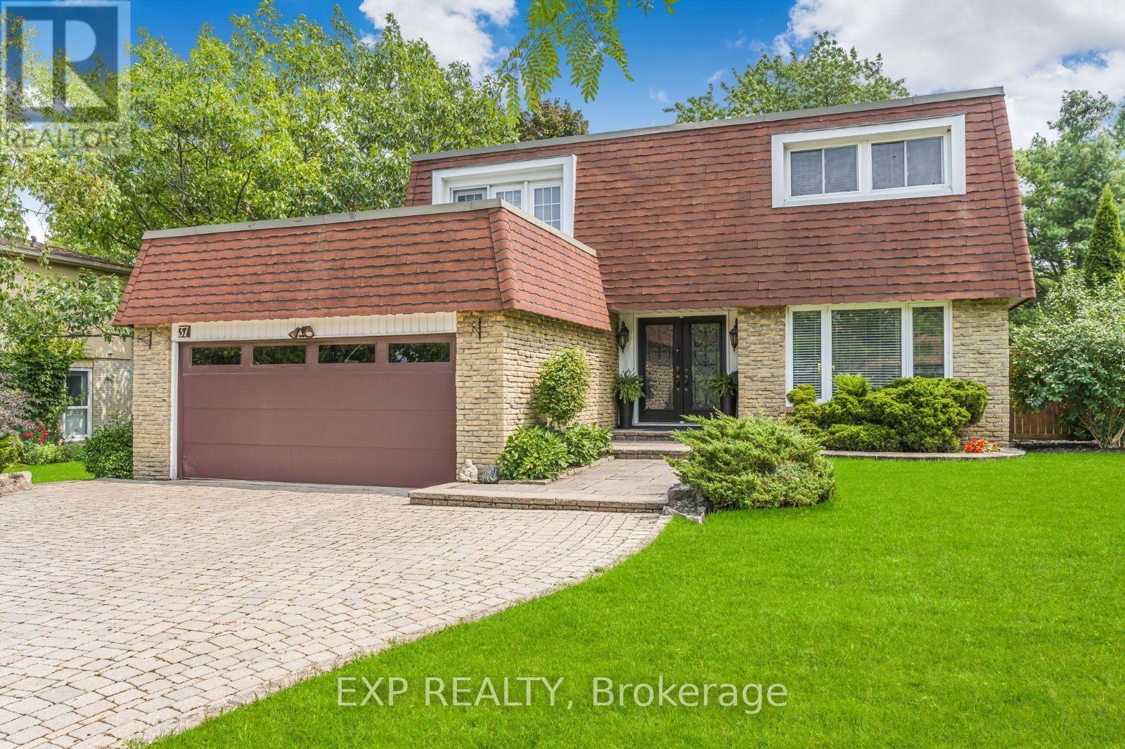 37 Kenninghall Boulevard, Mississauga, Ontario  L5N 1J5 - Photo 2 - W12196366