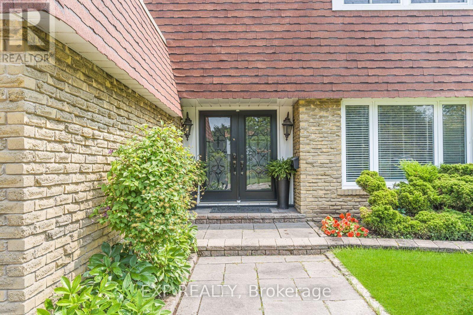 37 Kenninghall Boulevard, Mississauga, Ontario  L5N 1J5 - Photo 3 - W12196366