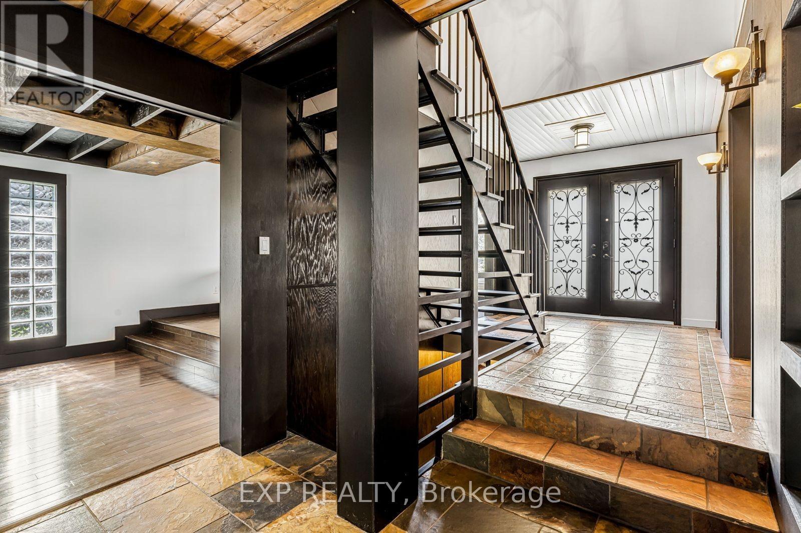 37 Kenninghall Boulevard, Mississauga, Ontario  L5N 1J5 - Photo 4 - W12196366