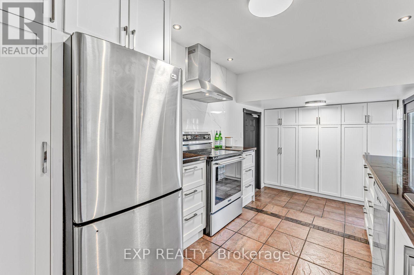 37 Kenninghall Boulevard, Mississauga, Ontario  L5N 1J5 - Photo 8 - W12196366