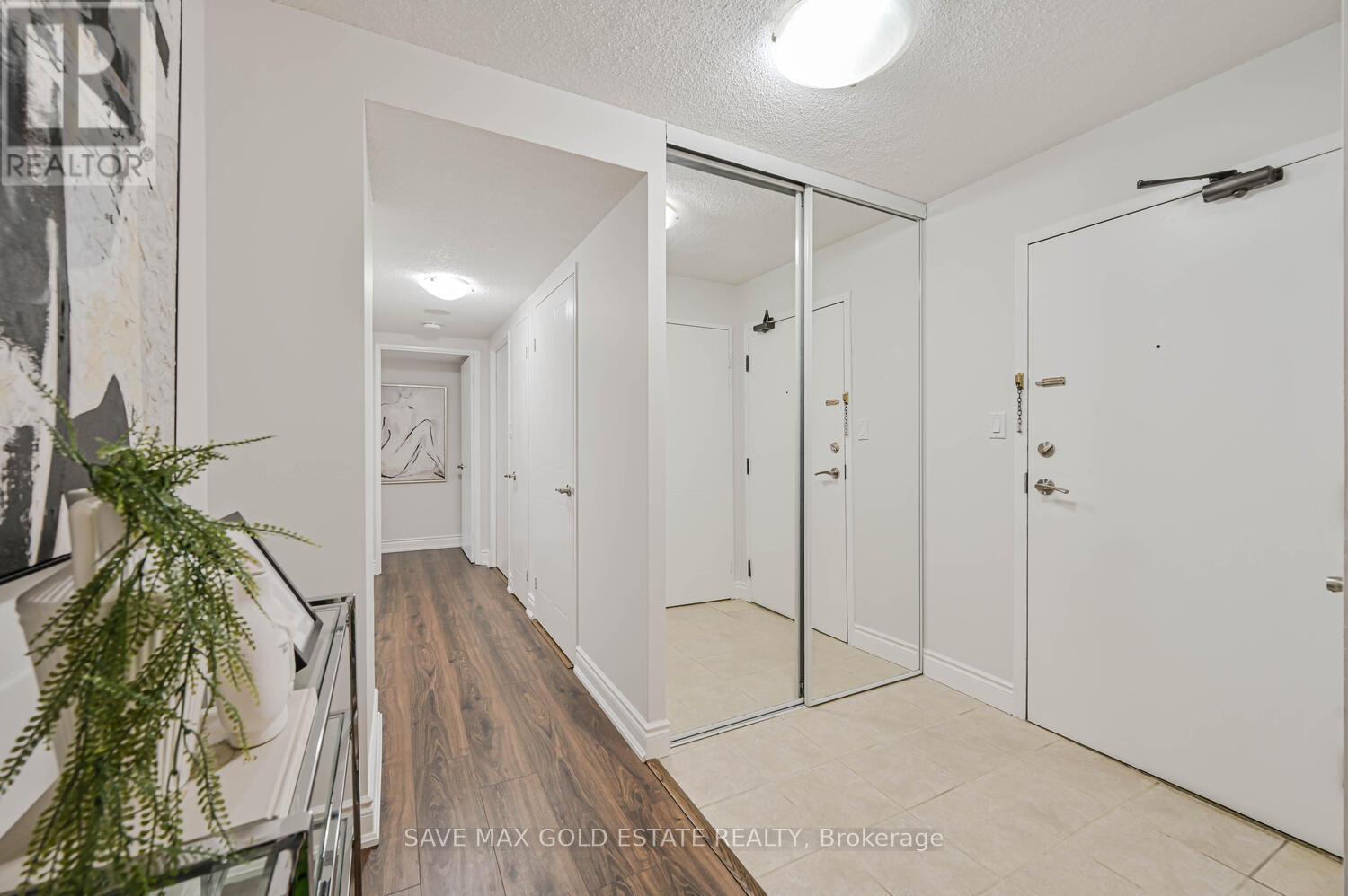 209 - 350 Webb Drive, Mississauga, Ontario  L5B 3W4 - Photo 4 - W12196427