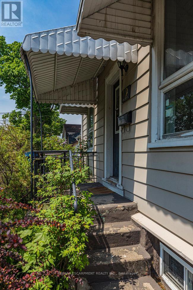 12 Lochearne Street, Hamilton (Strathcona), Ontario  L8R 1V8 - Photo 5 - X12196364