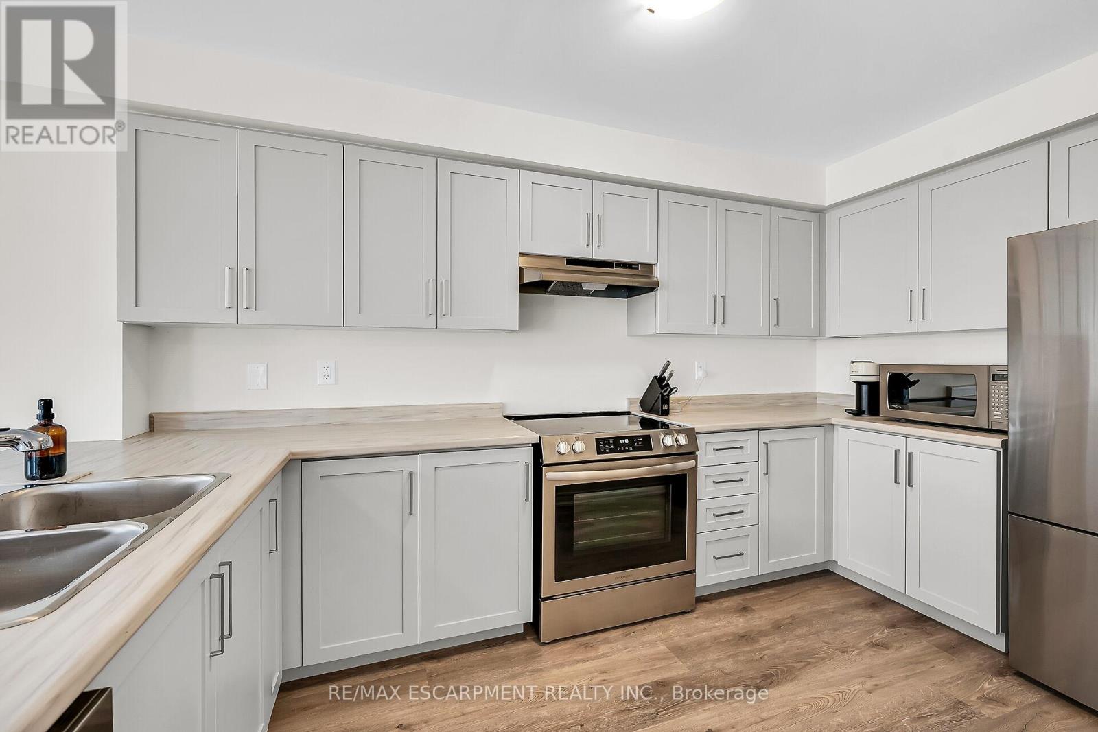 22 Dryden Lane, Hamilton (Mcquesten), Ontario  L8H 0B6 - Photo 13 - X12196474