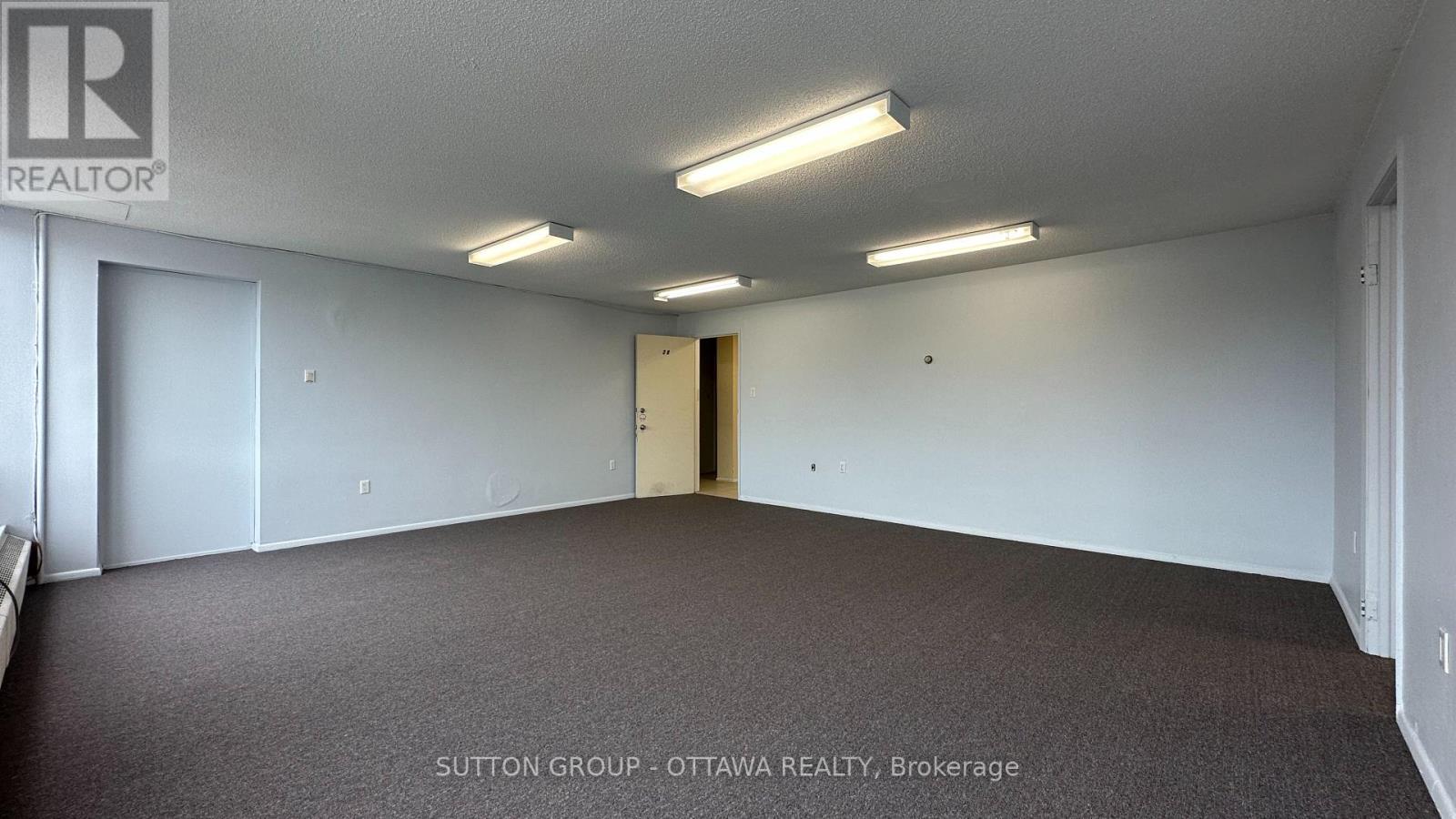 204 - 1061 Merivale Road, Ottawa, Ontario  K1Z 6A9 - Photo 3 - X12196565