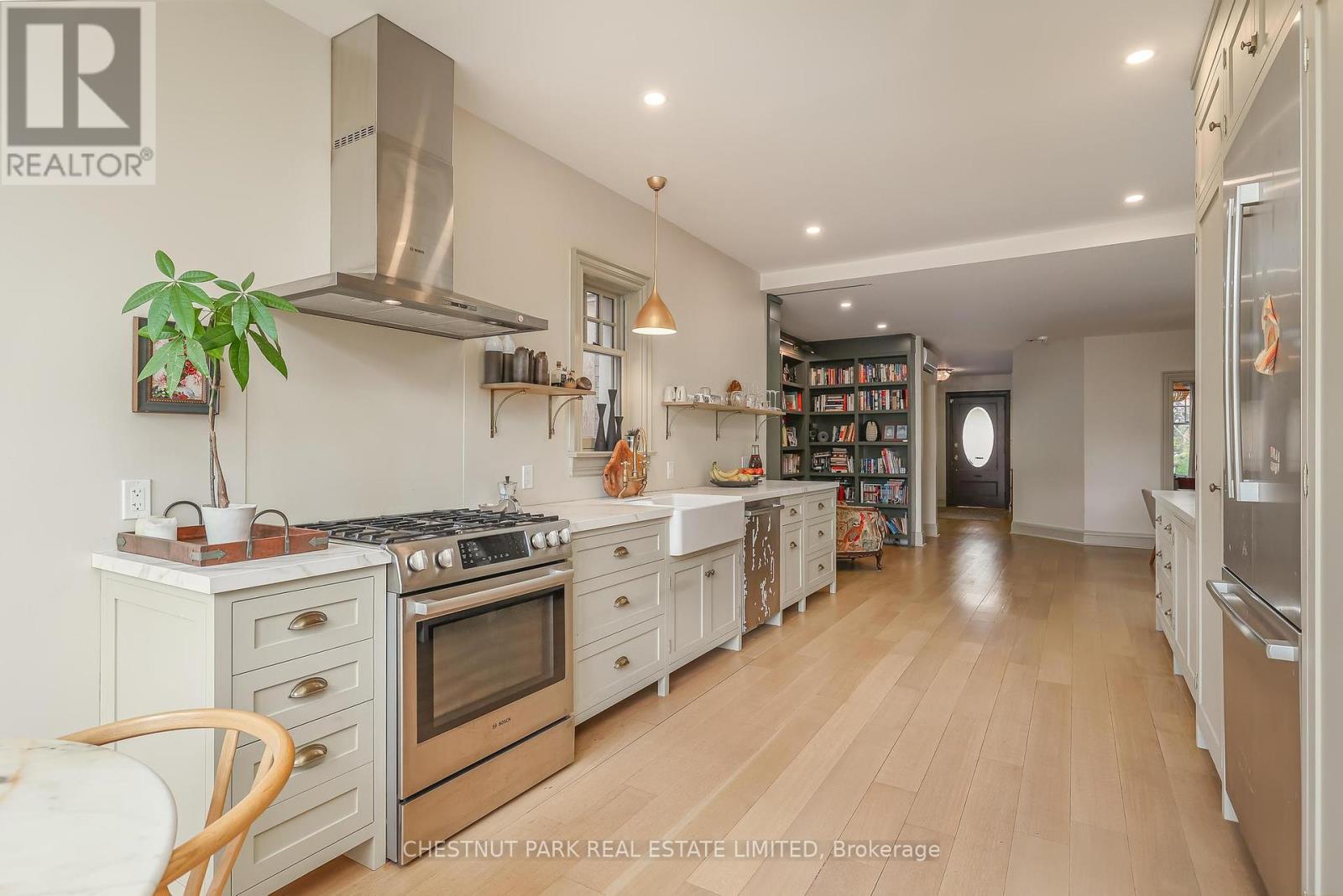 15 Mcmaster Avenue, Toronto, Ontario  M4V 1A8 - Photo 4 - C12196613