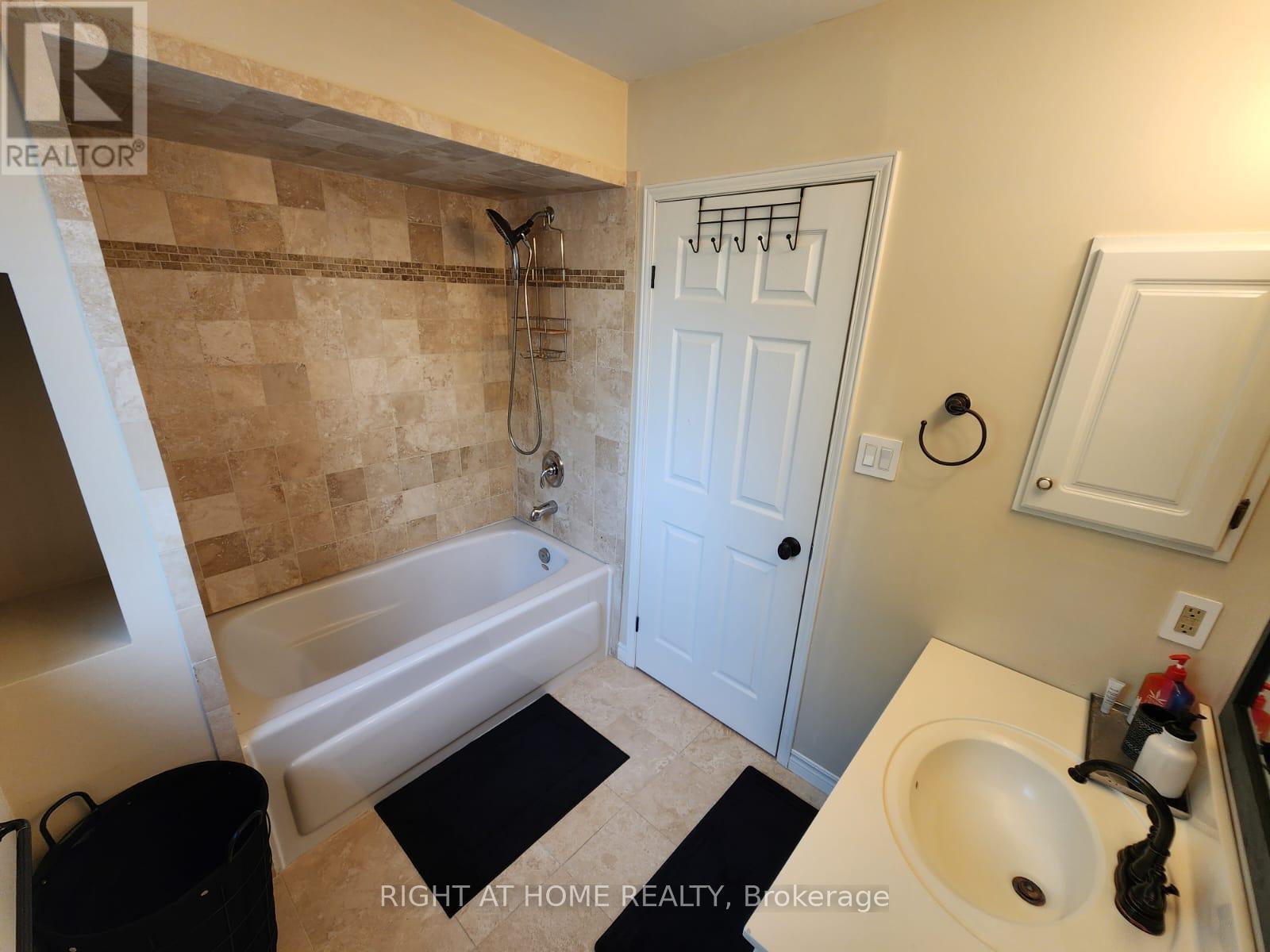 376 Selby Crescent, Newmarket (Bristol-London), Ontario  L3Y 6E1 - Photo 15 - N12196597