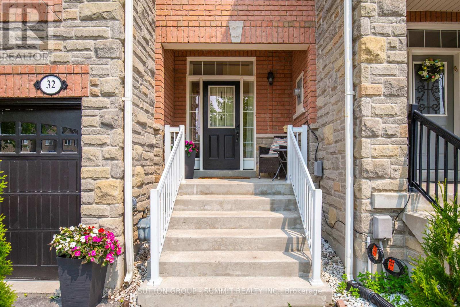 32 Gosnel Circle, Bradford West Gwillimbury, Ontario  L3Z 2A5 - Photo 3 - N12196600